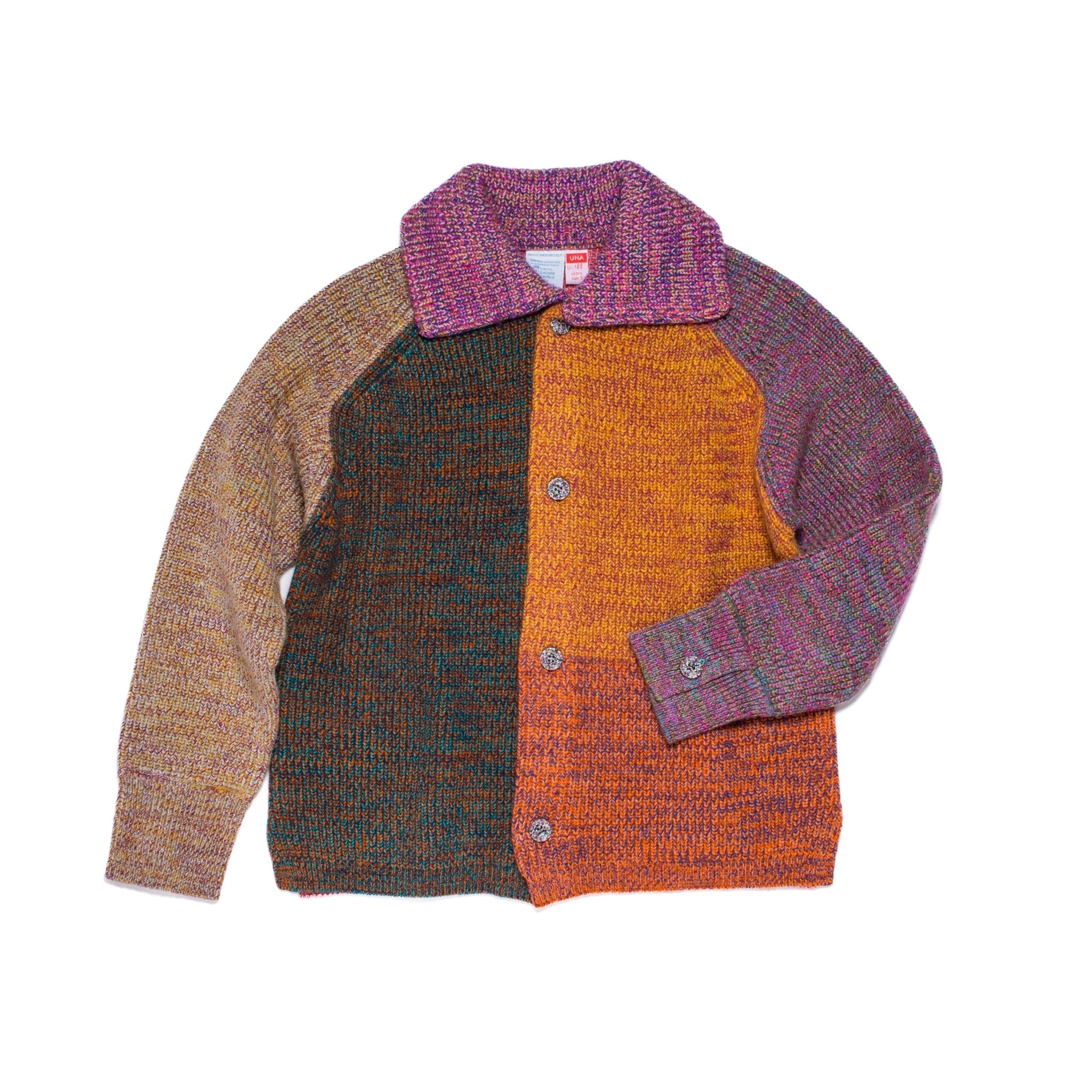 Veste/cardigan tricoté taille S. UNA est un parfait mélange entre une veste et un cardigan, avec un col et des poignets boutonnés.
Elle présente des fentes sur les coutures latérales pour une coupe droite et structurée. Les boutons sont fabriqués à partir de plastique recyclé.
La couleur et le fil sont choisis par la roue de la fortune WYP, ce qui rend chaque pièce véritablement unique au monde.