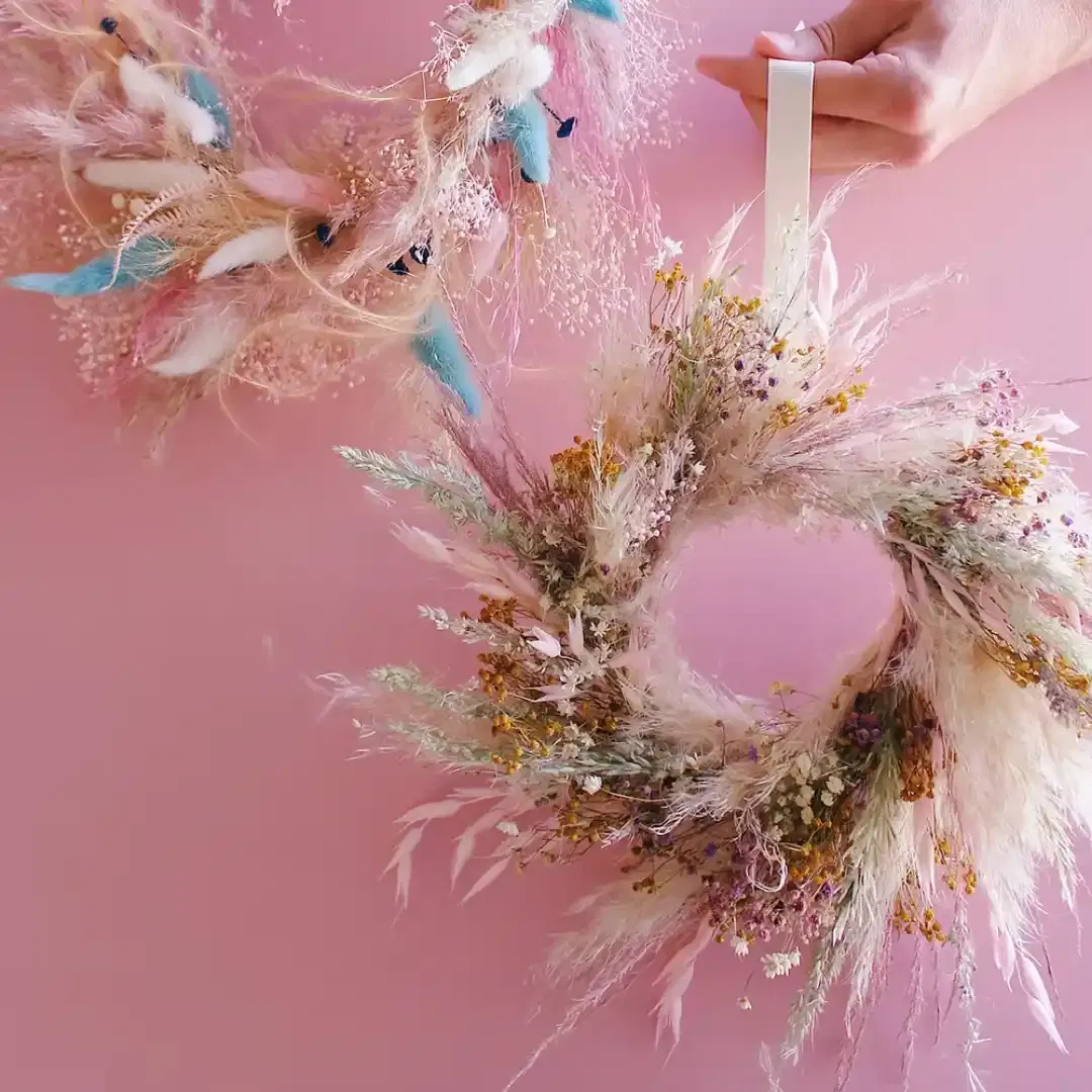 Votre couronne de fleurs murale sur-mesure avec vos couleurs !
Comptez deux à trois jours supplémentaires pour la réalisation de votre commande sur-mesure.
À partir de 59,00 €