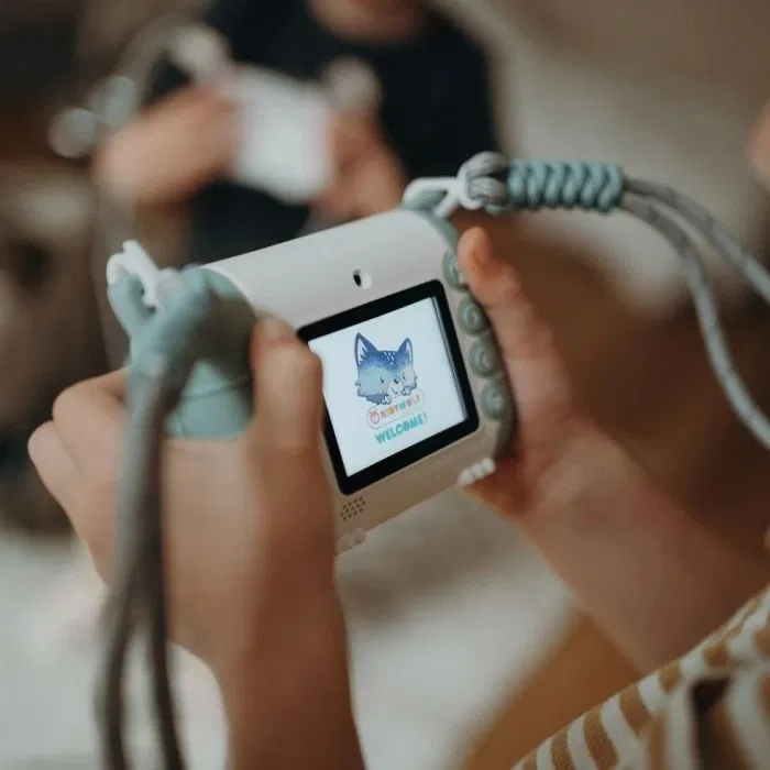 KIDYPRINT révolutionne la photographie pour enfants en offrant bien plus qu’un simple appareil photo instantané. Avec son imprimante thermique intégrée, les enfants peuvent capturer leurs moments les plus précieux et les imprimer sans la moindre goutte d’encre. Avec les 3 aimants inclus, ils peuvent encadrer leurs impressions et ajouter une touche artistique à la maison. Avec KIDYPRINT, saisissez l'instant et imprimez le bonheur!