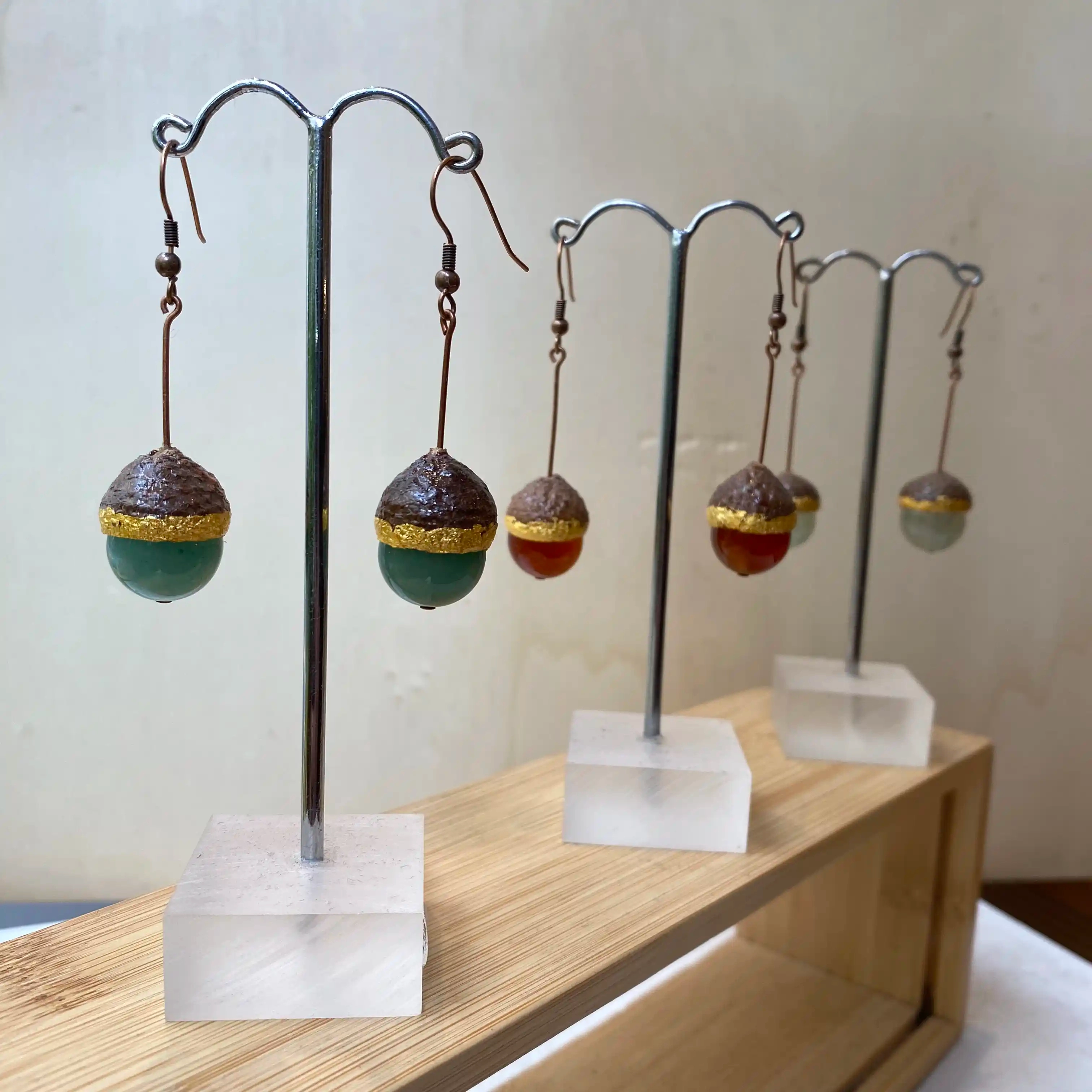 Vraies cupules de gland montées sur laiton avec cernée de feuille d'or 24k