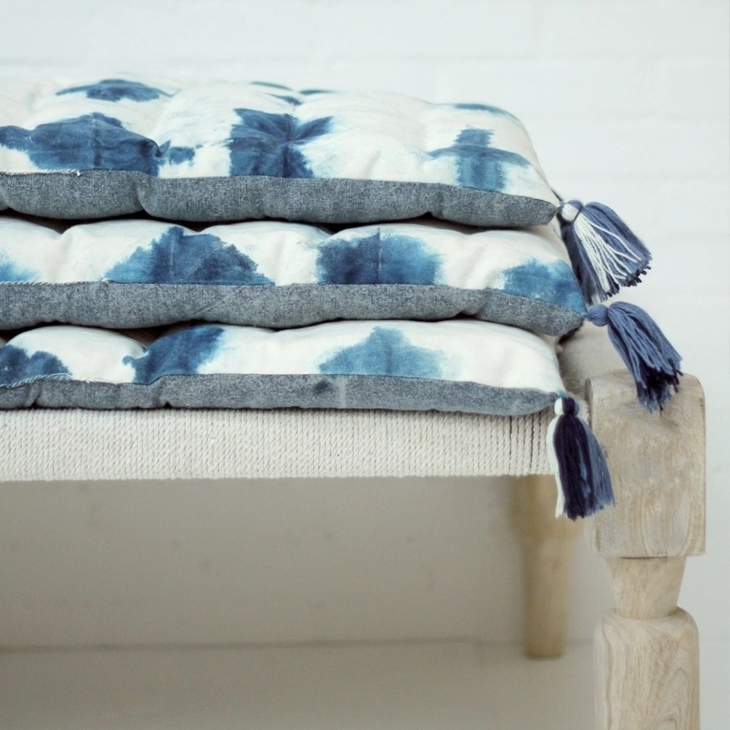 Ce petit futon en coton naturel capitonné avec pompons est teint en tie dye à l’indigo naturel.
Il peut être utilisé comme coussin d’assise ou de relaxation.
Il a entièrement été fabriqué et teinté à la main.
Matière : Coton
Dimensions : 100 cm x 35 cm