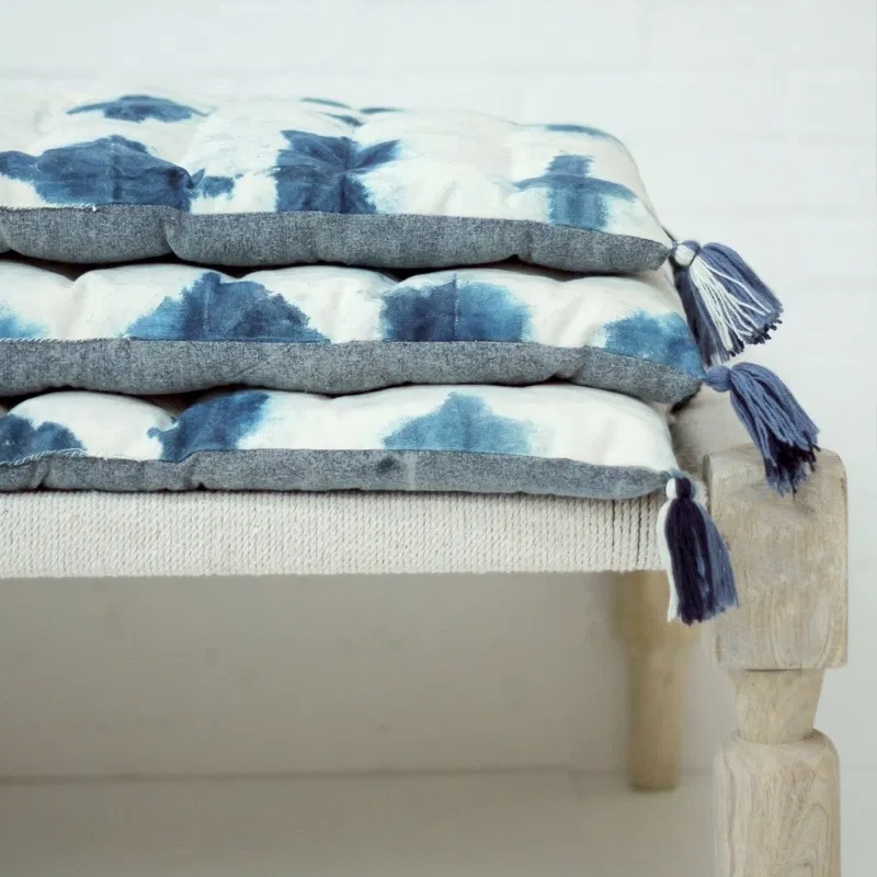 Ce petit futon en coton naturel capitonné avec pompons est teint en tie dye à l’indigo naturel.
Il peut être utilisé comme coussin d’assise ou de relaxation.
Il a entièrement été fabriqué et teinté à la main.
Matière : Coton
Dimensions : 100 cm x 35 cm