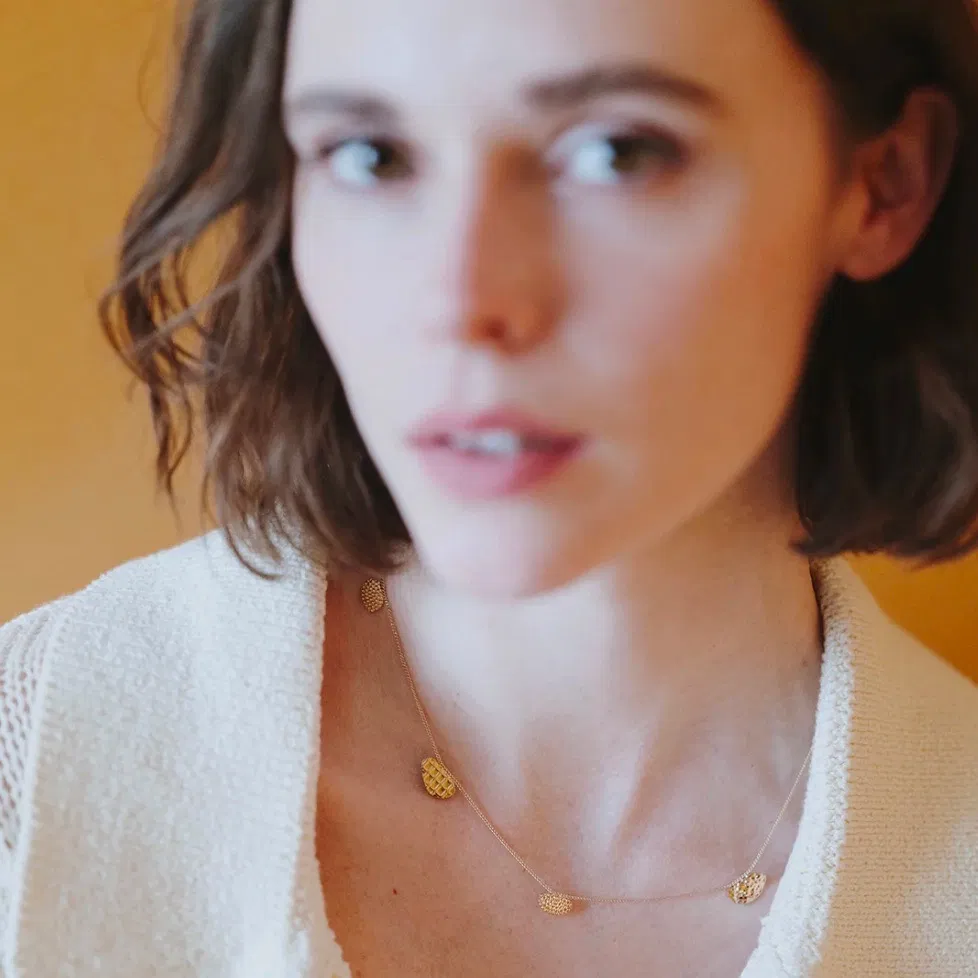 Un collier simple ponctué de petits charms, à porter contre soi au quotidien.
Vestiges signifie littéralement ce qui reste. Cette collection associe plusieurs éléments de pièces fragmentées, découpées puis réassemblées. Un jeu de contraste et de textures qui invite au toucher, qui convoque une fois encore l’idée d’aléatoire de la forme, d’asymétrie dans le traitement de la couleur. Des pièces légères et féminines, un brin romantiques.
Matériaux : en laiton doré à l'or fin recyclé 24 carats
Dimensions : longueur chaine 41 cm
Poids : 3,75g
Tous nos bijoux sont garantis 2 ans
Pensé et fabriqué main à Paris
Livré dans son packaging individuel écologique.
Conseils d'entretien : évitez le contact avec l'eau et le parfum afin que le bijou conserve son éclat
Nos matières premières sont soigneusement sélectionnées et sans risques pour votre santé : elles ne contiennent ni plomb, ni nickel, ni cadmium, conformément à la législation.