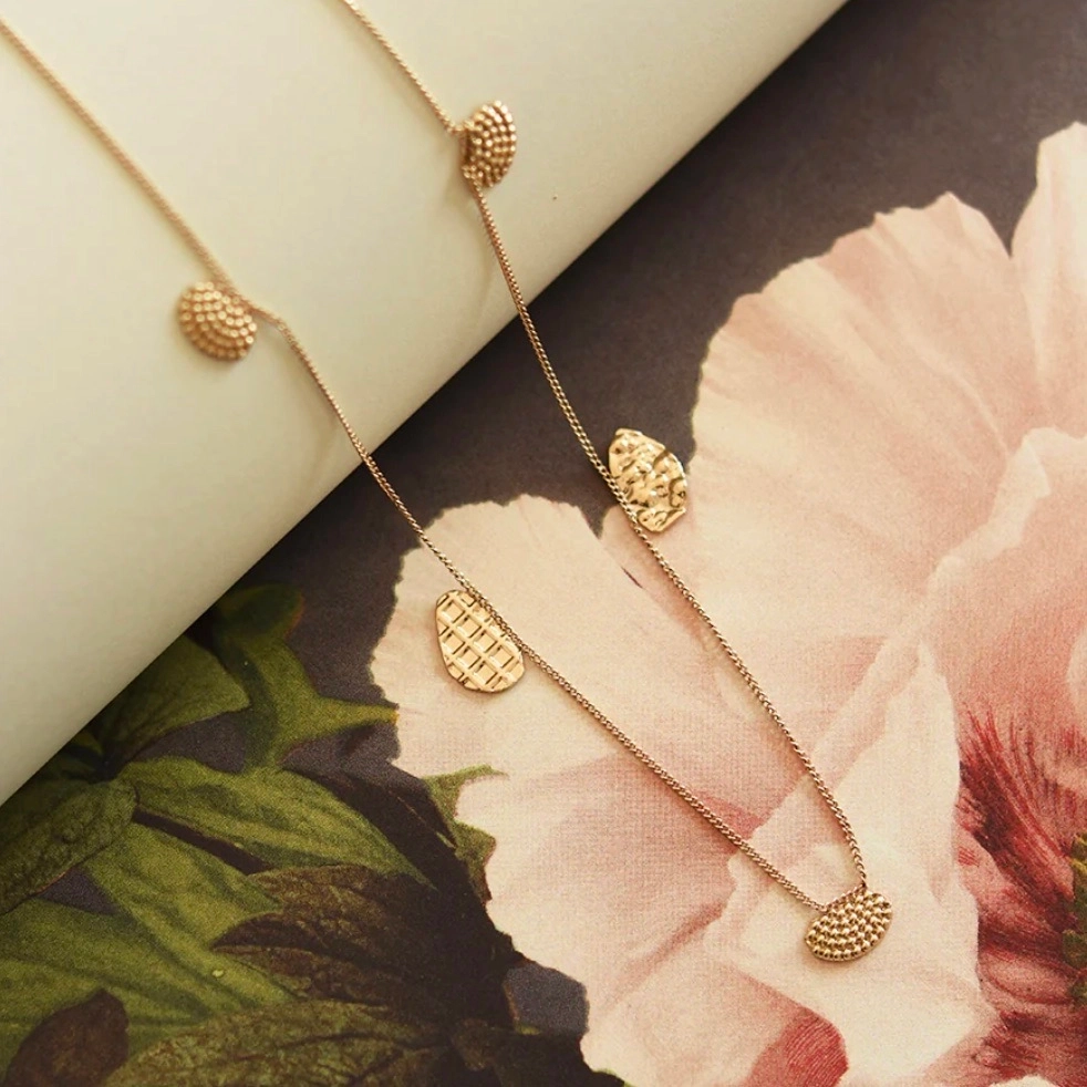 Un collier simple ponctué de petits charms, à porter contre soi au quotidien.
Vestiges signifie littéralement ce qui reste. Cette collection associe plusieurs éléments de pièces fragmentées, découpées puis réassemblées. Un jeu de contraste et de textures qui invite au toucher, qui convoque une fois encore l’idée d’aléatoire de la forme, d’asymétrie dans le traitement de la couleur. Des pièces légères et féminines, un brin romantiques.
Matériaux : en laiton doré à l'or fin recyclé 24 carats
Dimensions : longueur chaine 41 cm
Poids : 3,75g
Tous nos bijoux sont garantis 2 ans
Pensé et fabriqué main à Paris
Livré dans son packaging individuel écologique.
Conseils d'entretien : évitez le contact avec l'eau et le parfum afin que le bijou conserve son éclat
Nos matières premières sont soigneusement sélectionnées et sans risques pour votre santé : elles ne contiennent ni plomb, ni nickel, ni cadmium, conformément à la législation.