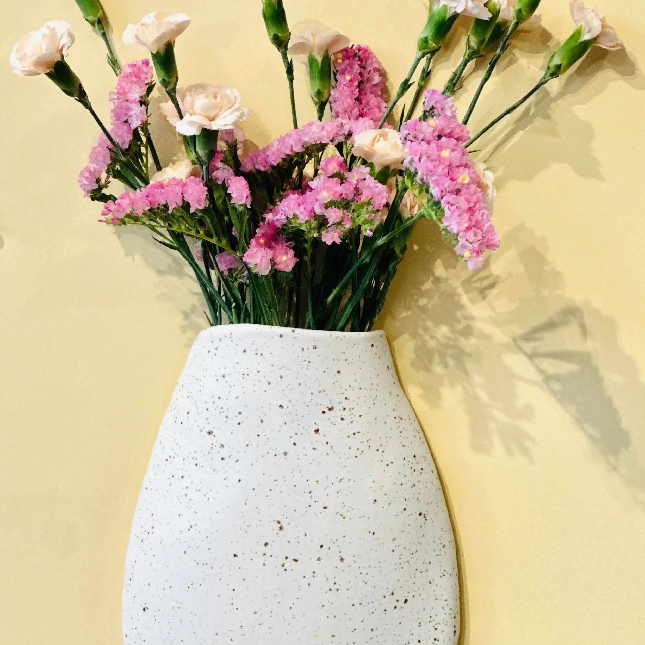 Vase suspendu en céramique, émaillé blanc mat à grains, taille environ 24 x 20 cm