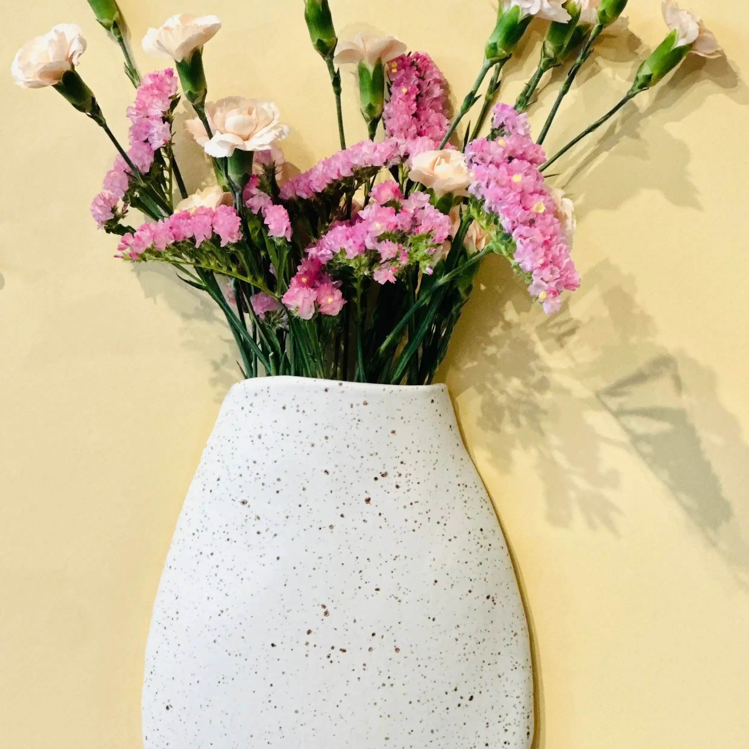 Vase suspendu en céramique, émaillé blanc mat à grains, taille environ 24 x 20 cm