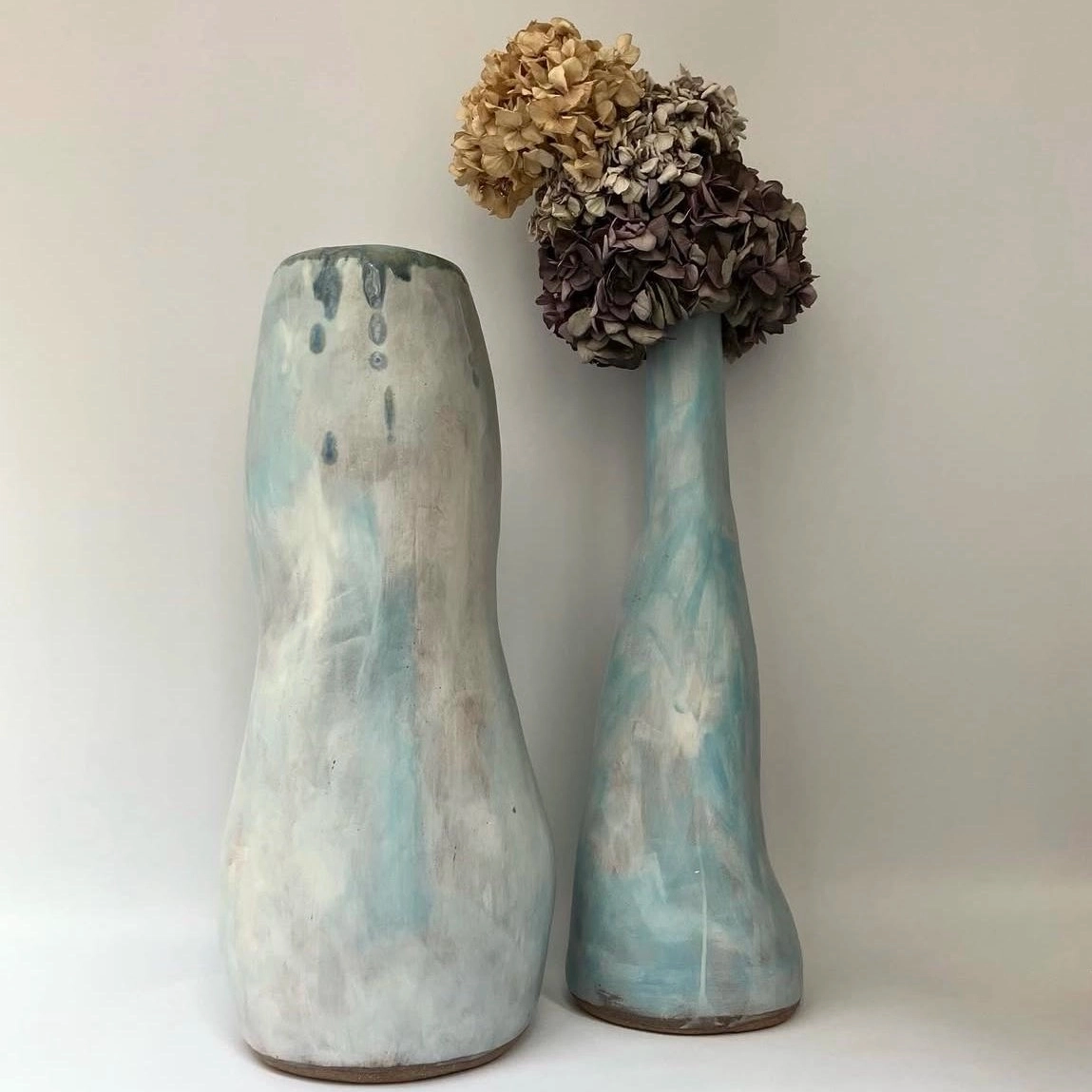 Vases en porcelaine d’environ 50 cm h × 20 cm Ø, pièces volumineuses d’exposition