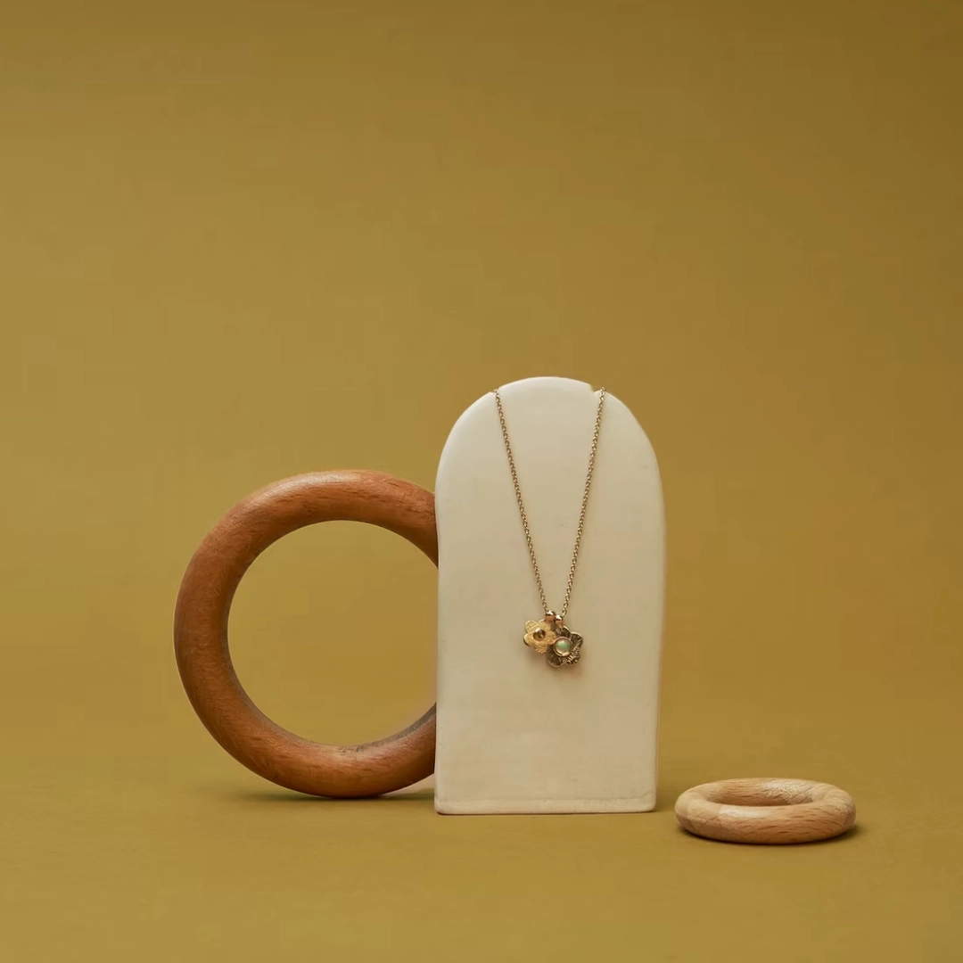 Le collier PRIMAVERA est une fine chaîne de 40 cm sur laquelle repose deux fleurs qui évoquent une douce odeur printanière. À porter au quotidien, ce bijou délicat viendra fleurir votre cou.
Les bijoux Atelier Nicol sont entièrement fabriqués en laiton (sans nickel, non allergène), puis recouverts d'un bain d'or. Le placage trois microns permet à chaque pièce de pouvoir vous accompagner au quotidien et de durer dans le temps. Les bijoux plaqué argent sont, quant à eux, recouvert d'un bain d'argent de dix microns.