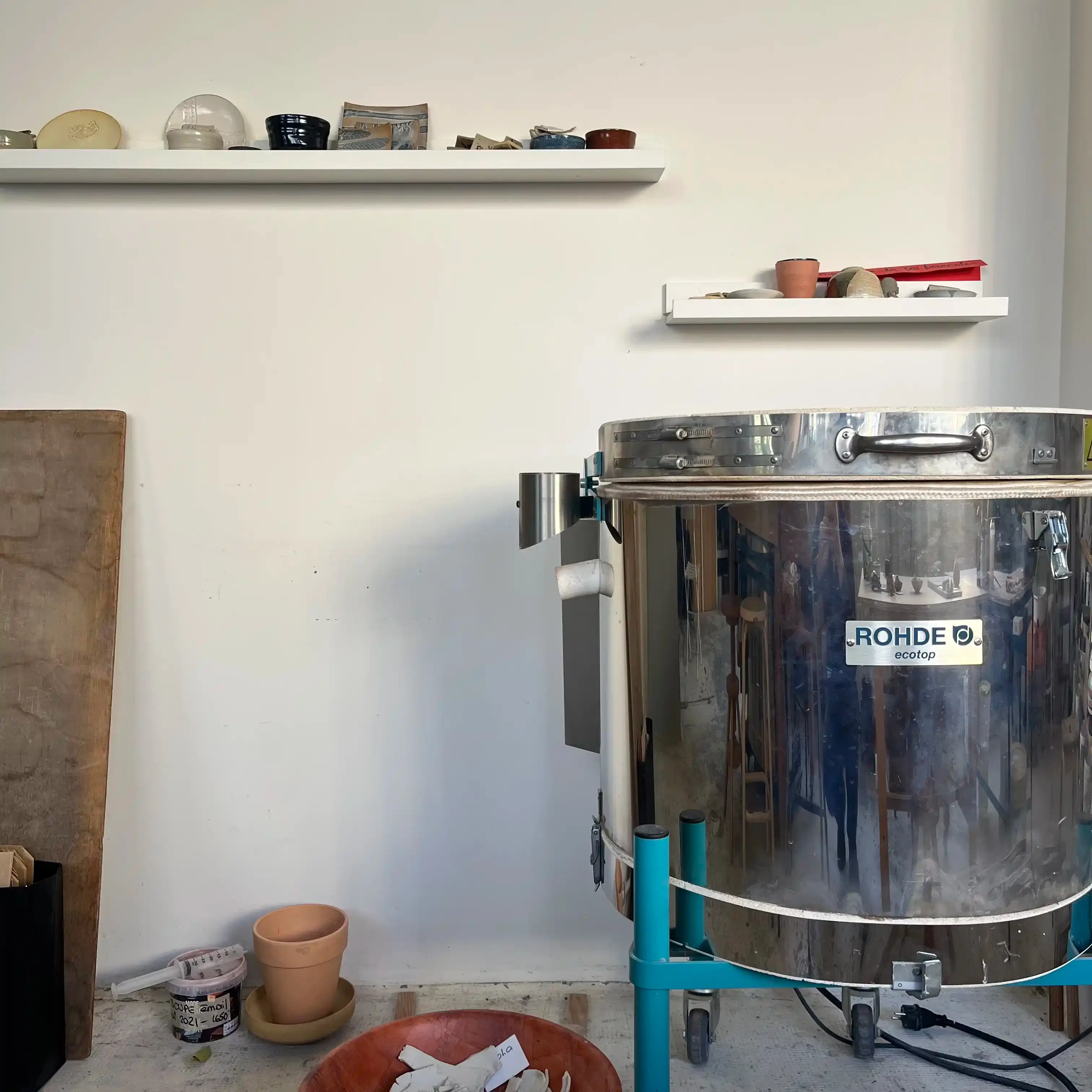 Les cours s’adressent aux adultes de tous niveaux
et se déroulent en petits groupes de 5 personnes maximum.
Vous y apprenez à concevoir des objets usuels et décoratifs
en expérimentant le façonnage à la main et au tour de potier.
L’atelier dispose de 2 tours électriques.
Les objets façonnés sont cuits à haute température (1280°C)
avec la petite gamme d’émaux créés à l’atelier.
Mercredi soir de 18h à 21h.
Vendredi après-midi de 14h30 à 17h30
Vendredi soir de 18h à 21h.
Formules 3 ou 10 séances.
Séance supplémentaire: 60€