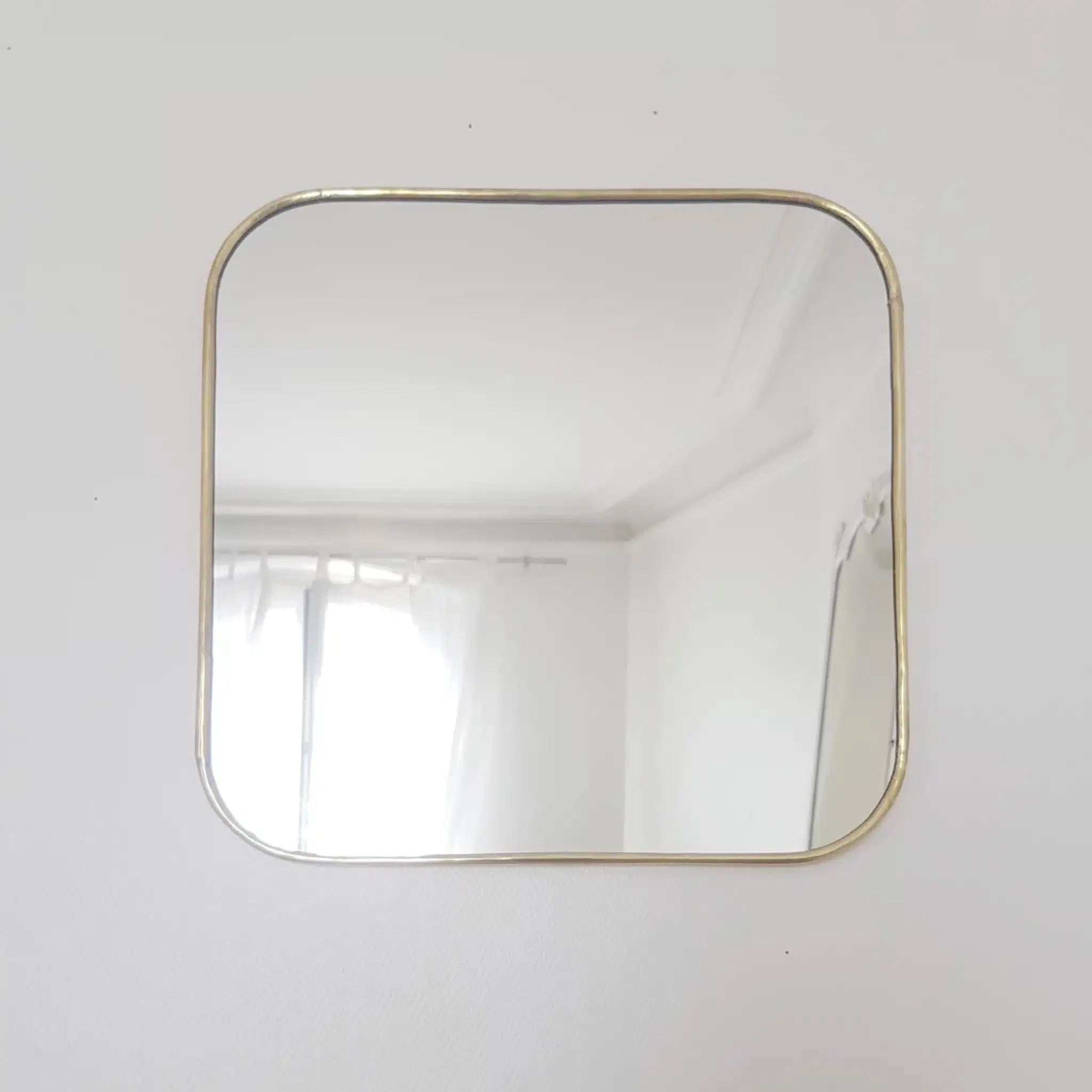 Miroir carré doré au pourtour arrondi en laiton. Ils s’inspirent des miroirs de barbier vintage.
Vous pourrez habiller vos murs en les disposant seuls ou en accumulation. Ils seront parfaits dans toutes les pièces de la maison, que ce soit dans une chambre, un couloir ou une salle de bain! Le doré du laiton ressort particulièrement bien sur les murs colorés. Il met également en valeur les murs aux tons blancs.
Dimensions:
60 x 40 cm - 30 x 20 cm
