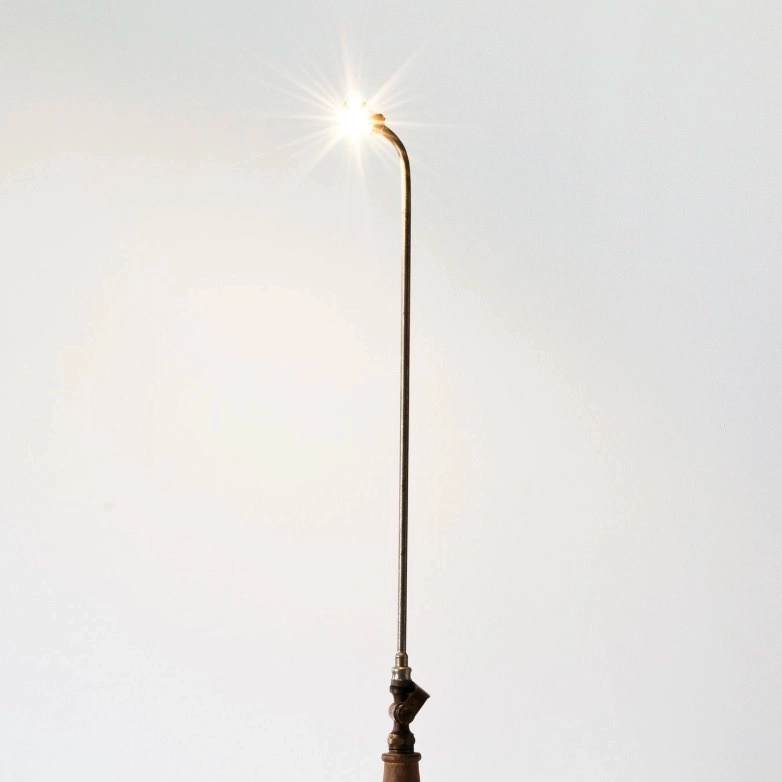 Lampe Tori. Lampe de bureau très puissante issue d'un bras de pulvérisateur Muratori.
Interrupteur et LED intégrés.
H : 68 cm