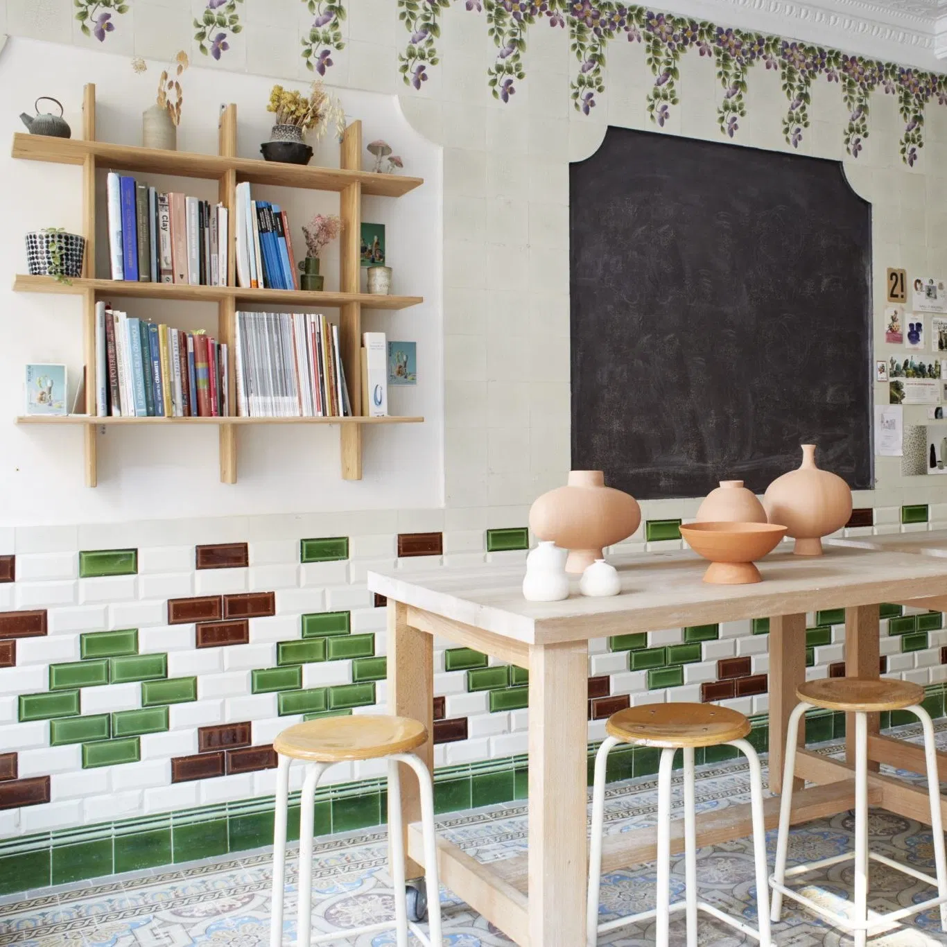 Tous niveaux
Dans ces cours, les participants découvrent les propriétés et spécificités des différentes terres ainsi que les étapes de la mise en œuvre d’une pièce modelée.
Des intervenants céramistes les accompagnent dans la conception en utilisant les diverses techniques de façonnage et de décoration.
-La conception et l’utilisation des techniques préparatoires : dessins, croquis, gabarits, ébauches et techniques de report de dessins et d’illustrations – sont une partie importante de la mise en œuvre des pièces.
-Les techniques de façonnage (pincé, colombin, plaque et estampage) sont abordées, consolidées et combinées.
-Le décor sur pièces crues et/ou biscuitées : un large choix de couleurs d’engobes et jus d’oxydes est à disposition et les techniques de décor sont enseignées.
Les participants émaillent eux-mêmes leurs pièces à l’aide d’un choix de couvertes et d’émaux.
Des exemples sont proposés à travers un large choix de livres et de documentations : artistes/ céramistes, mouvements artistiques et culturels et chacun est libre d’apporter et de partager sa propre bibliothèque d’images !
Lundi 14h-17h
Lundi 19h-22h
Mercredi 19h- 22h
Jeudi 19h- 22h
11 séance pour ce trimestre.
583 € / trimestre – soit 53 € la séance de 3h.