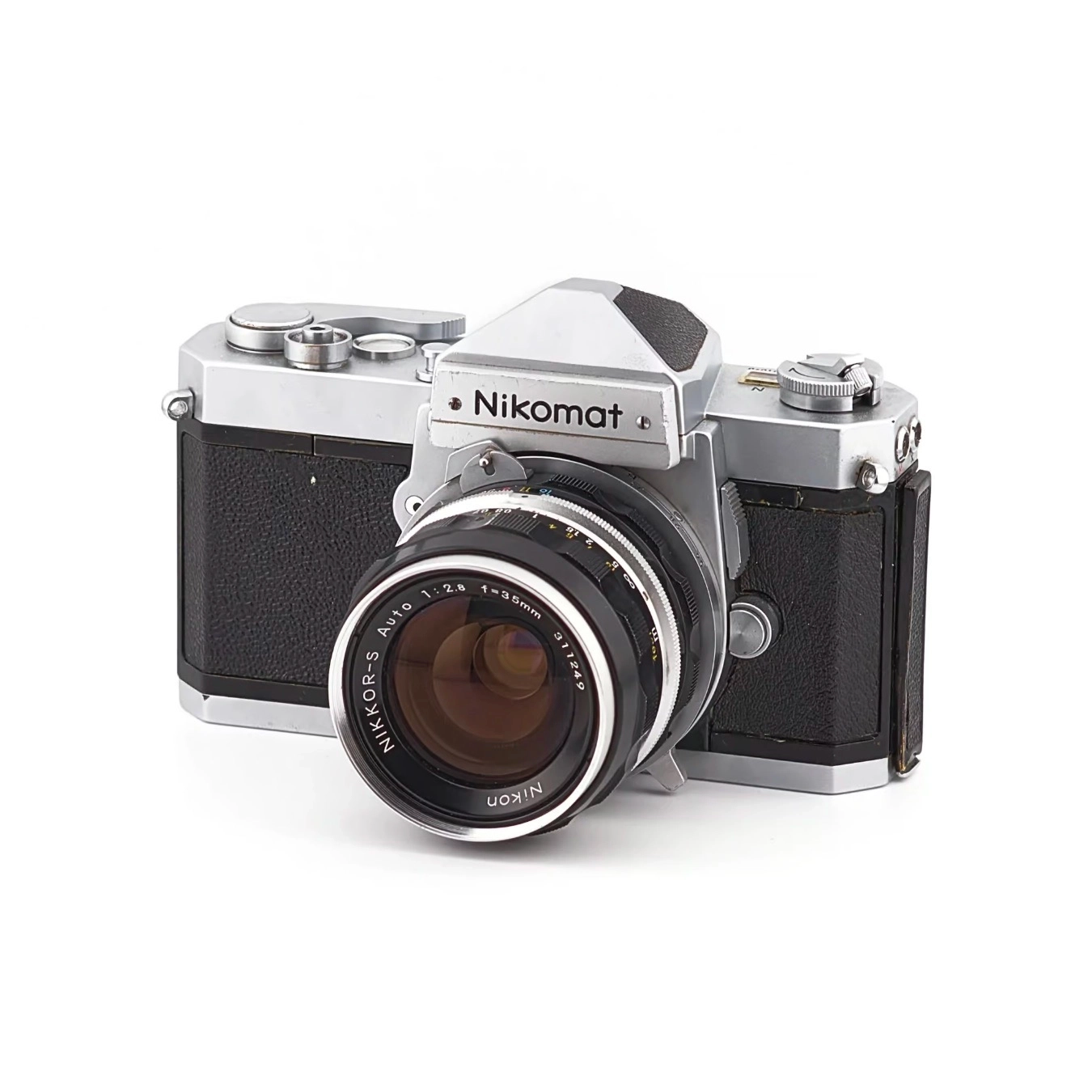 Reflex 35 mm : robustesse et maîtrise manuelle.
Le Nikon Nikkormat FT est un reflex argentique sortie en 1965. Complet, robuste et entièrement mécanique, il permet de découvrir les bases de la photo argentique de manière profonde. Son viseur clair et sa cellule intégrée (sans pile) en font un appareil fiable et pratique.