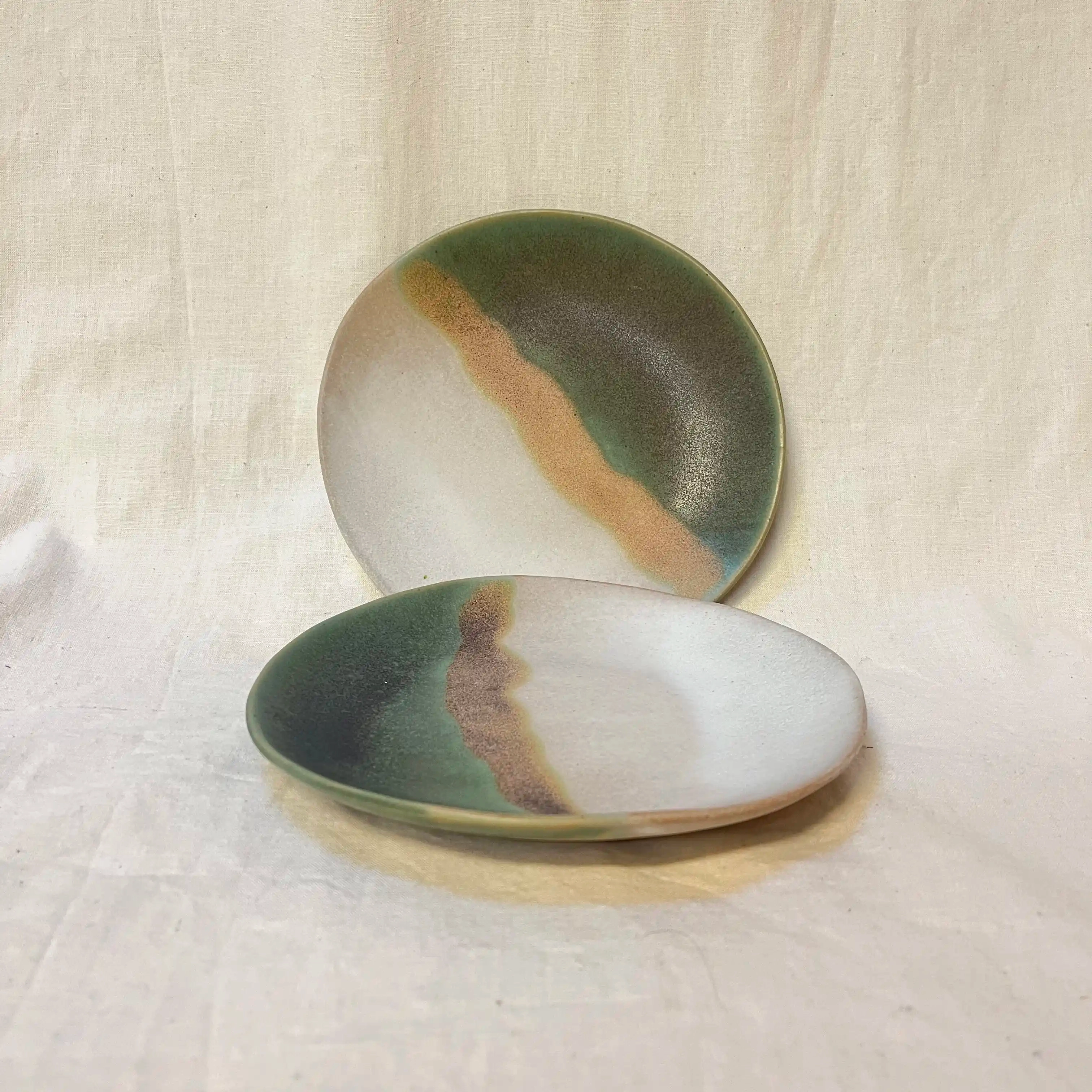 Assiette en grès, à la plaque. Diamètre 18 cm