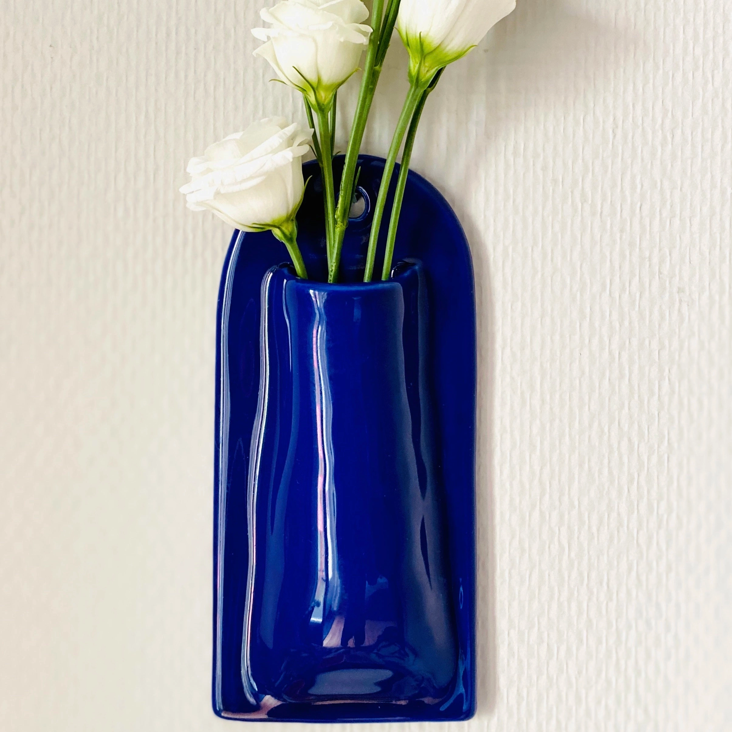 Vase mural en faience, fabriqué à la main à Paris. Émaille bleu marine. Environ 19x8,5x3 cm. Dispo sur commande dans la couleur de votre choix. CAP Céramique Artisanale Parisienne.