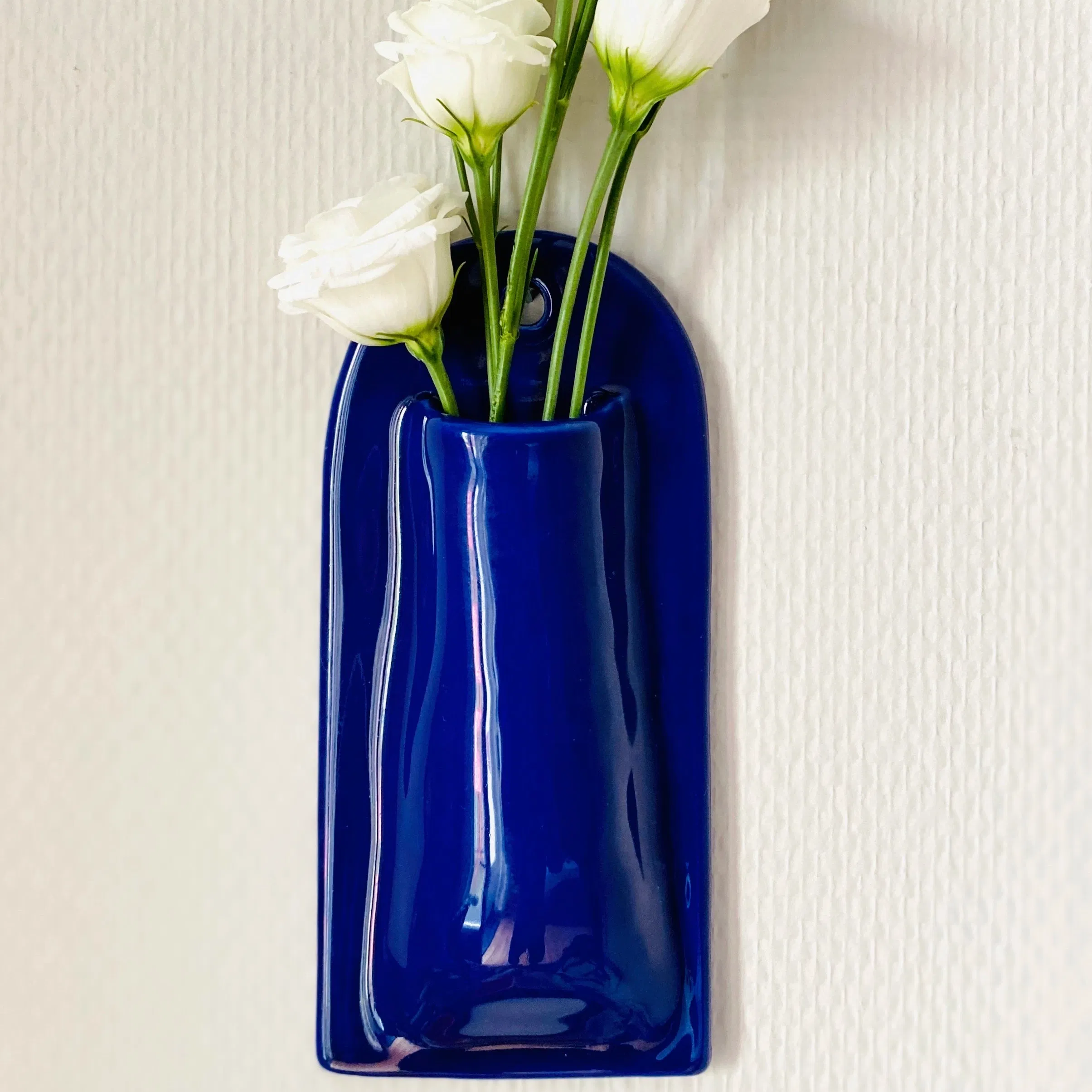 Vase mural en faience, fabriqué à la main à Paris. Émaille bleu marine. Environ 19x8,5x3 cm. Dispo sur commande dans la couleur de votre choix. CAP Céramique Artisanale Parisienne.