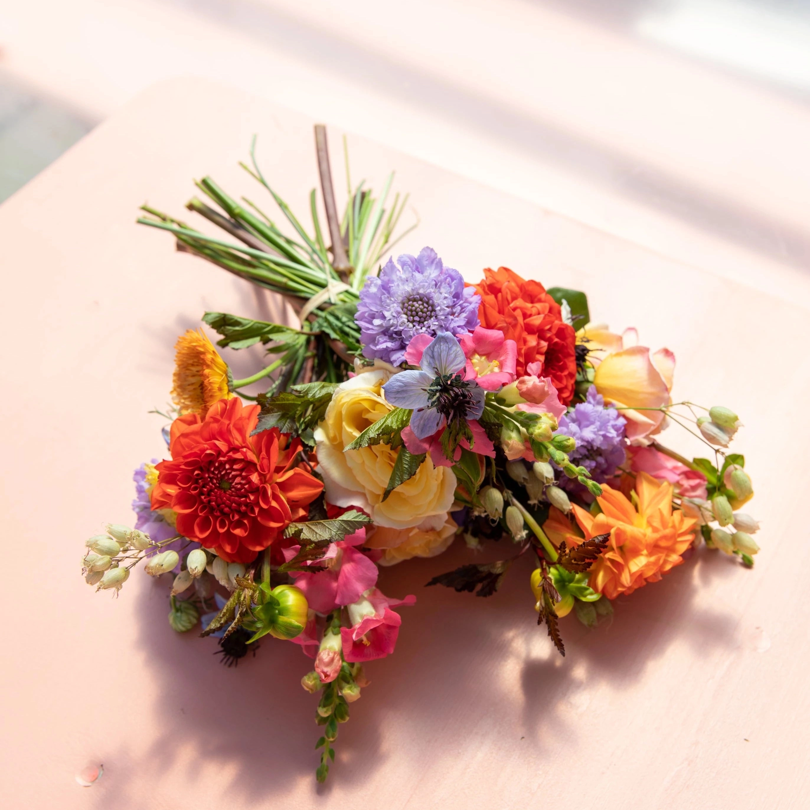Découvrez comment réaliser un bouquet de fleurs locales et de saison dans nos ateliers-boutiques situées au 5 rue de la Folie Méricourt (Paris 11ème), 5 place d'Aligre (Paris 12ème) et 6 rue Brézin (Paris 14ème) ! Des ateliers sur mesure Dans cet atelier, v ous apprendrez à réaliser un beau bouquet de fleurs fraîches et locales depuis la préparation des fleurs jusqu'à l'emballage. Ce cours d'une durée d'1h30 est aussi l'occasion de découvrir l'origine de nos fleurs et l'histoire de leurs producteurs. Vous repartirez bien sûr avec votre création et des conseils personnalisés pour vous permettre de devenir de vrai.e.s fleuristes en herbe. Des ateliers gourmands Les ateliers sont agrémentés d'un délicieux goûter Désirée avec petits gâteaux et boissons maison. Ils sont limités à 8 participant.e.s pour profiter au mieux de notre savoir-faire. Des ateliers écoresponsables Tous nos ateliers sont écoresponsables. Notre matière première a poussé en France et toutes nos créations sont réalisées à partir de matériaux durables et réutilisables. Conditions de report Une place d'atelier n'est pas remboursable, mais en cas d'impossibilité d'y assister j usqu'à 72 heures avant la date d'atelier prévue, vous pourrez programmer un report sur votre espace client (valable 1 an). Pour les groupes (réservation de plus de 2 personnes), la demande de report doit être formulée au plus tard 2 semaines avant la date d'atelier prévue. Passé ce délai, nous ne proposons pas de report mais un bouquet Désirée de taille moyenne, à venir retirer à la date et dans la boutique de votre choix. Cette contrepartie est à retirer en boutique uniquement et est valable 1 an, sur demande par mail à bonjour@desireefleurs.fr. En cas d'annulation non signalée, nous ne proposons pas de contrepartie.