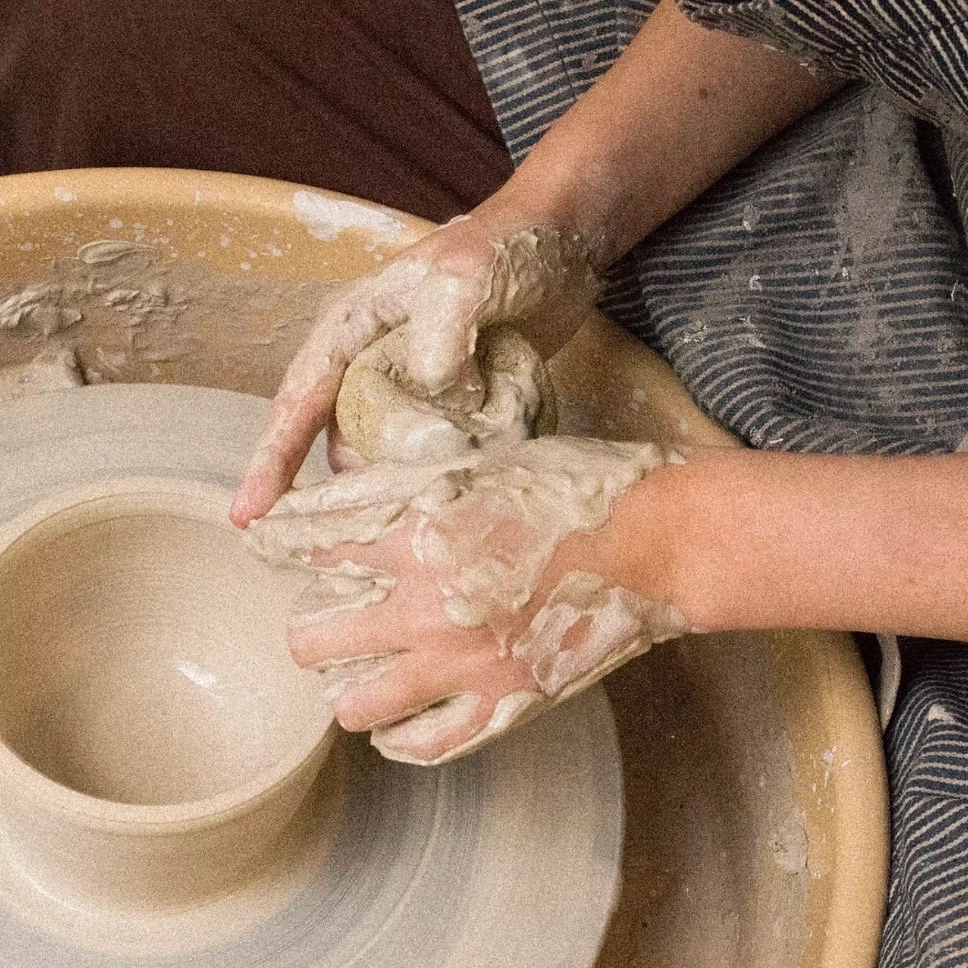 Glissez-vous dans la peau d'un potier.
Offrez-vous une pause sensible pour découvrir l’univers du tournage, loin du rythme quotidien.
Un stage de poterie à Paris, pensé comme une immersion vivante dans le métier de céramiste : une journée complète pour apprendre, comprendre et expérimenter.
Je vous accueille dans mon atelier lumineux de Ménilmontant, pour vous transmettre les bases du tournage et vous ouvrir les portes de la fabrication artisanale.
Ici, vous ne venez pas seulement “essayer”, mais vivre une vraie expérience de création.
En petit groupe, dans un cadre attentif et chaleureux, vous êtes accompagné·e pour explorer les gestes, les outils, la matière… et repartir avec vos premières pièces tournées.
Pendant 6 heures, je vous accueille dans mon atelier à Ménilmontant pour vous faire découvrir l’univers du tournage et de la céramique artisanale.
Le matin, nous explorerons les bases : histoire de la céramique, types d’argile, outils, recyclage…
Puis vous apprendrez à centrer la terre, la monter, façonner vos premières formes.
Après une pause déjeuner dans le jardin ou à l’atelier, l’après-midi sera consacrée à la pratique : affiner les gestes, tourner de nouvelles pièces et découvrir le tournassage, cette étape qui donne leur finition aux objets.