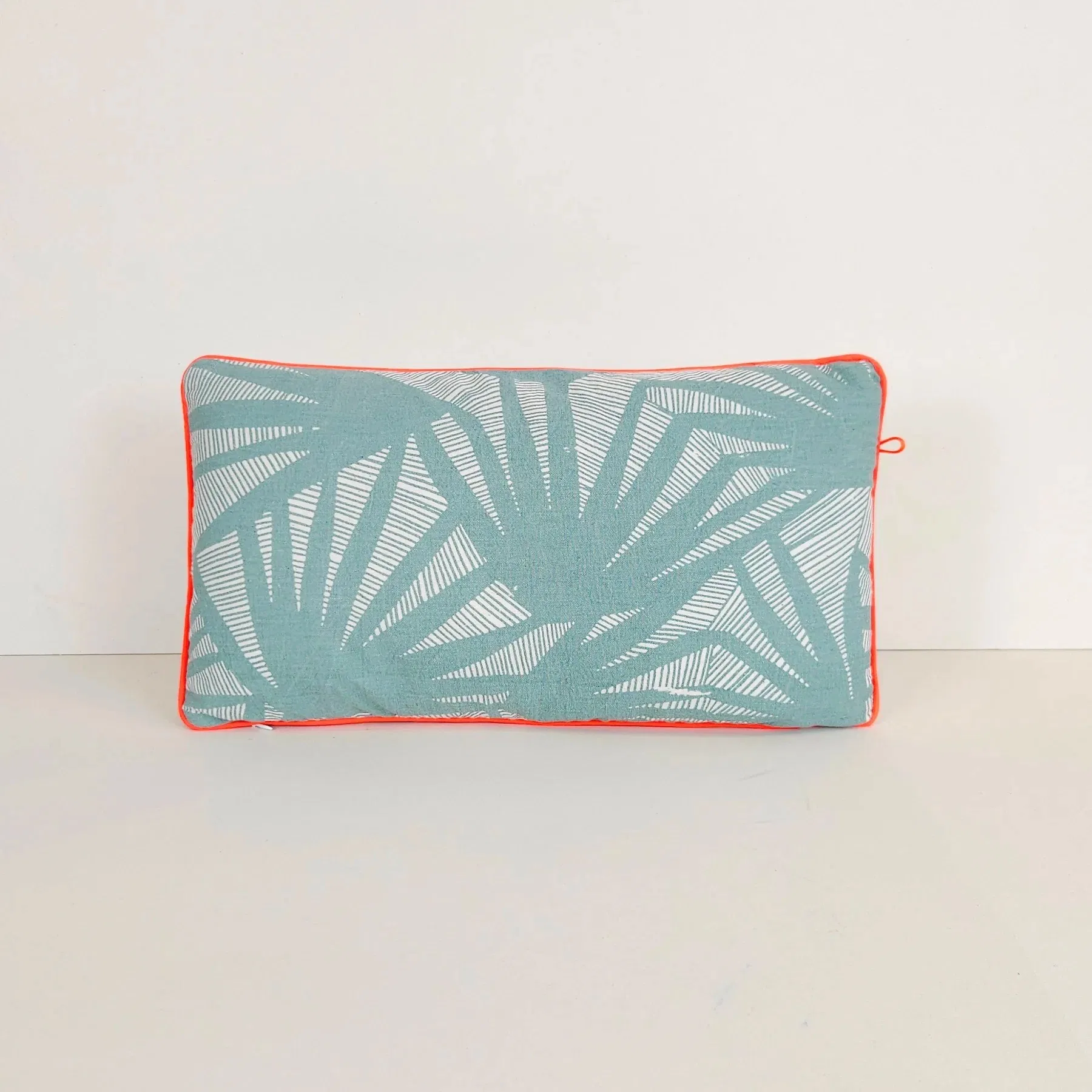 Chaque coussin est une pièce unique confectionnée à la main dans notre atelier-boutique Parisien.
Nous imprimons au cadre tous nos tissus avec la technique de la sérigraphie. Les tissus que nous utilisons sont des textiles anciens appelés « métis » et sont des draps épais faits de lin et coton. L’idée de faire du nouveau avec de l’ancien fait partie des piliers de M3TISS.
Après l’impression, place à la couture, réalisée aussi par nos soins.
Le recto-verso offre une variété de couleurs et de motifs, vous laissant la possibilité de créer des combinaisons personnalisées.
Tissu ancien appelé "métis" en coton et/ou lin. 30 x 50 cm.