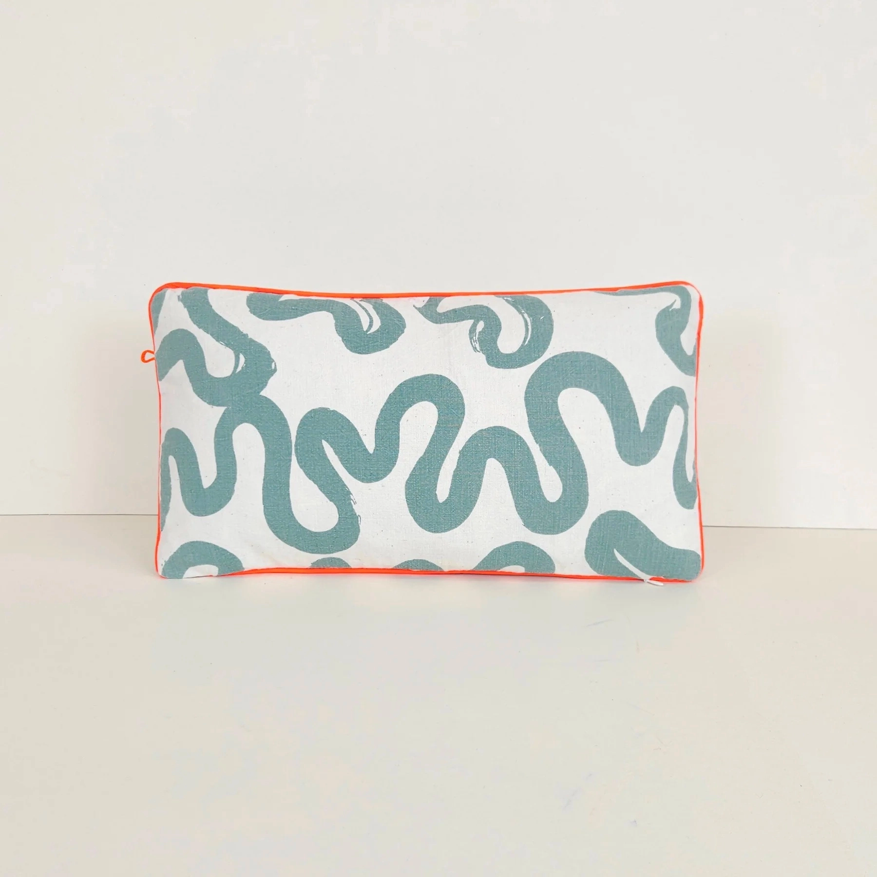 Chaque coussin est une pièce unique confectionnée à la main dans notre atelier-boutique Parisien.
Nous imprimons au cadre tous nos tissus avec la technique de la sérigraphie. Les tissus que nous utilisons sont des textiles anciens appelés « métis » et sont des draps épais faits de lin et coton. L’idée de faire du nouveau avec de l’ancien fait partie des piliers de M3TISS.
Après l’impression, place à la couture, réalisée aussi par nos soins.
Le recto-verso offre une variété de couleurs et de motifs, vous laissant la possibilité de créer des combinaisons personnalisées.
Tissu ancien appelé "métis" en coton et/ou lin. 30 x 50 cm.