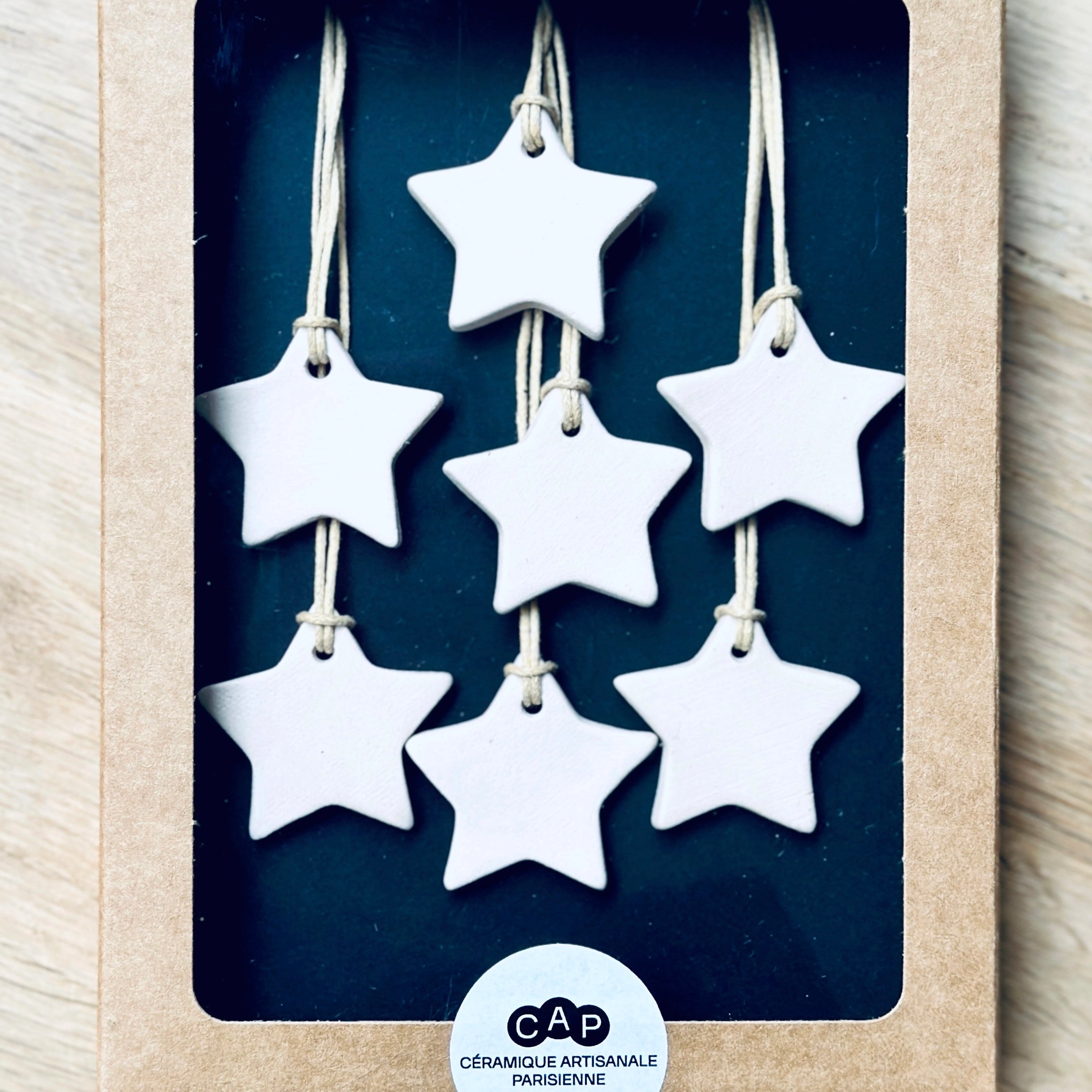 7 Pendentifs Etoiles pour sapin de Noël. Fabriqués à la main en faïence, à Paris. Bruts non émaillés. Ficelle résistante en coton ciré. CAP Céramique Artisanale Parisienne