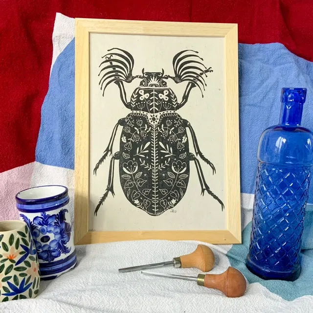 Linogravure "Insecte #2 fleuri" inspirée de ma passion pour les insectes et pour les fleurs.
Ce petit polyphilla de la famille des hannetons deviendra votre meilleur ami pour le ménage avec ses antennes semblables à des petits plumeaux.
-Format A4
-Numérotée sur 50
-Papier texturé Lokta 58gr/m2 fabriqué à la main au Népal
-Impression avec une encre à base d’huile émulsionnée à l’eau
-Signée manuellement et numérotée sur l’avant
-Titrée et datée au dos
-Chaque estampe est unique, il peut y avoir des variations avec la photo : cela fait la beauté de cette technique.
--
Le cadre n'est pas fourni