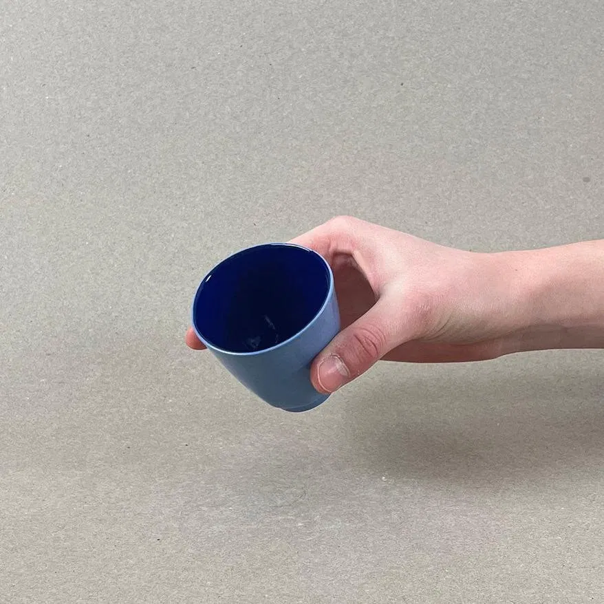 Porcelaine teintée dans la masse Pièces à colorations variables. h: 6,5 cm, diam. : 5,5 cm 100 ML Se lever et débuter un moment qui ne devrait jamais se finir. Comme boire une grande tasse de thé en regardant le soleil se lever sur la montagne et en écoutant une douce musique pour accompagner cette contemplation. Cette grand tasse à thé aux couleurs de l'aube sur les massifs montagneux offre quelques minutes de repos avant d'entamer la journée. Nos objets sont obtenus par coulage, un à un, à la main. Ils présentent chacun des particularités qui attestent de leur aspect artisanal. Nous proposons des pièces à caractère unique, ou en petite série. C'est pourquoi le stock est limité.