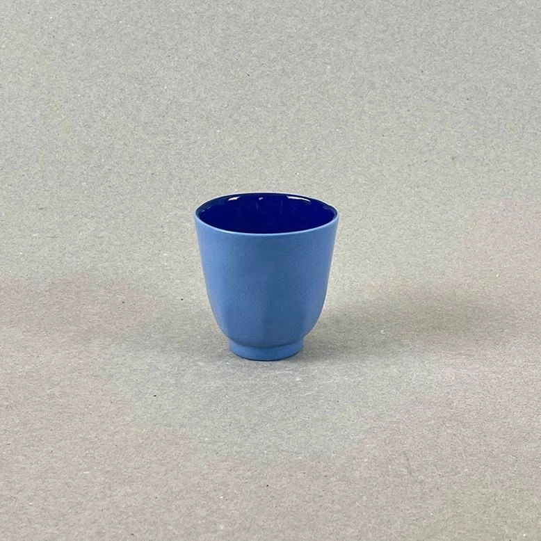 Porcelaine teintée dans la masse Pièces à colorations variables. h: 6,5 cm, diam. : 5,5 cm 100 ML Se lever et débuter un moment qui ne devrait jamais se finir. Comme boire une grande tasse de thé en regardant le soleil se lever sur la montagne et en écoutant une douce musique pour accompagner cette contemplation. Cette grand tasse à thé aux couleurs de l'aube sur les massifs montagneux offre quelques minutes de repos avant d'entamer la journée. Nos objets sont obtenus par coulage, un à un, à la main. Ils présentent chacun des particularités qui attestent de leur aspect artisanal. Nous proposons des pièces à caractère unique, ou en petite série. C'est pourquoi le stock est limité.