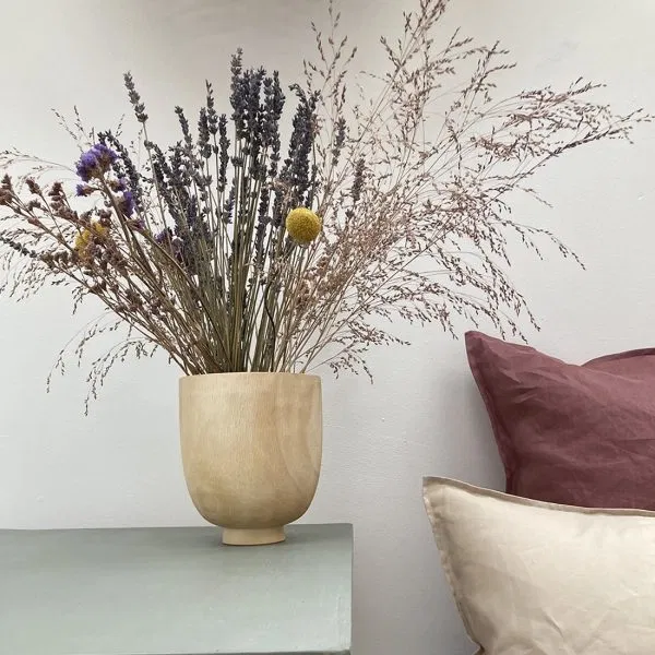 Vases en bois de manguier, réalisés à la main par nos artisans.
2 tailles proposées.
Matière : Bois de manguier
Dimensions :
Petit modèle : Hauteur 18 cm x diamètre 15cm
Grand modèle : Hauteur 31 cm x diamètre 15cm
Couleur : Naturel