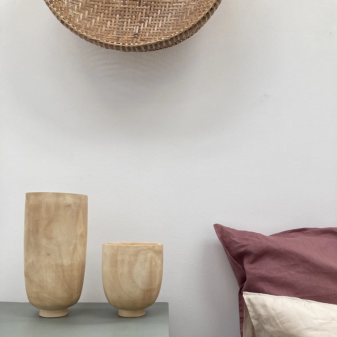 Vases en bois de manguier, réalisés à la main par nos artisans.
2 tailles proposées.
Matière : Bois de manguier
Dimensions :
Petit modèle : Hauteur 18 cm x diamètre 15cm
Grand modèle : Hauteur 31 cm x diamètre 15cm
Couleur : Naturel