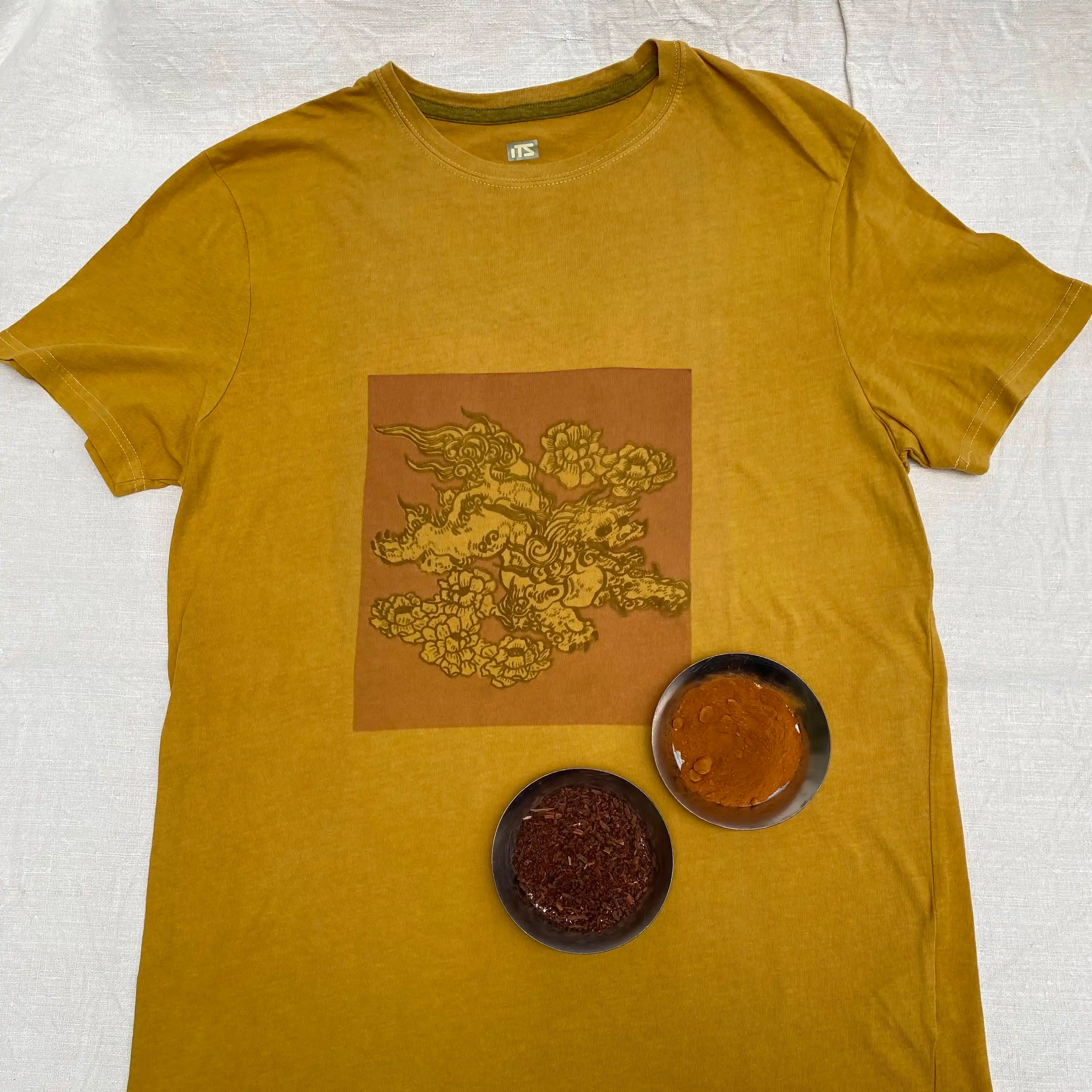 T-shirt colorée en teinture végétale aux extraits de indigo avec la technique du shibori