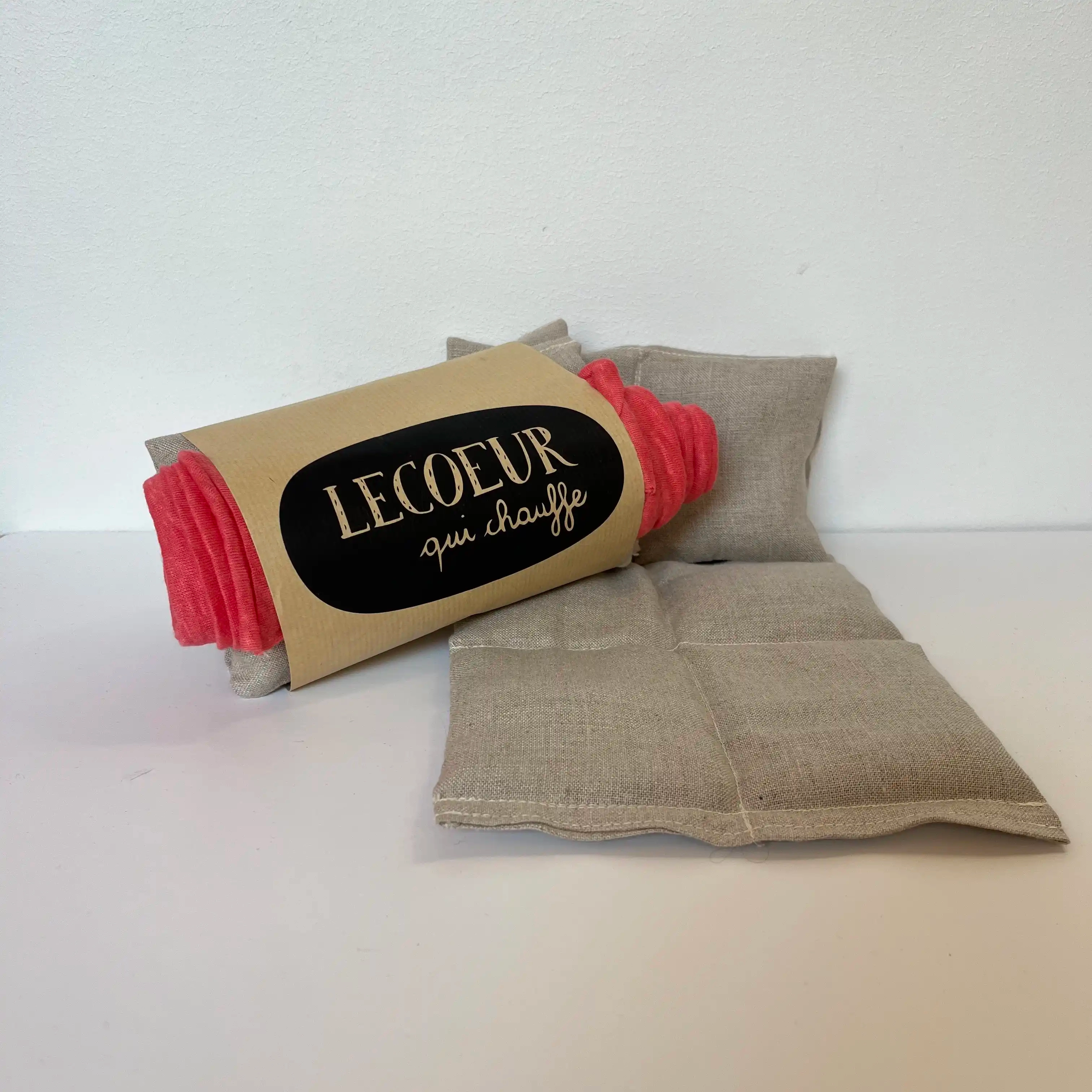 Bouillottes /compresse, garnie de 500g de graines de lin, vendue avec une écharpe fourreau permettant de la maintenir autour du cou, ventre, dos , articulations; pour soulager et réchauffer, elle peut aussi être utilisée froide