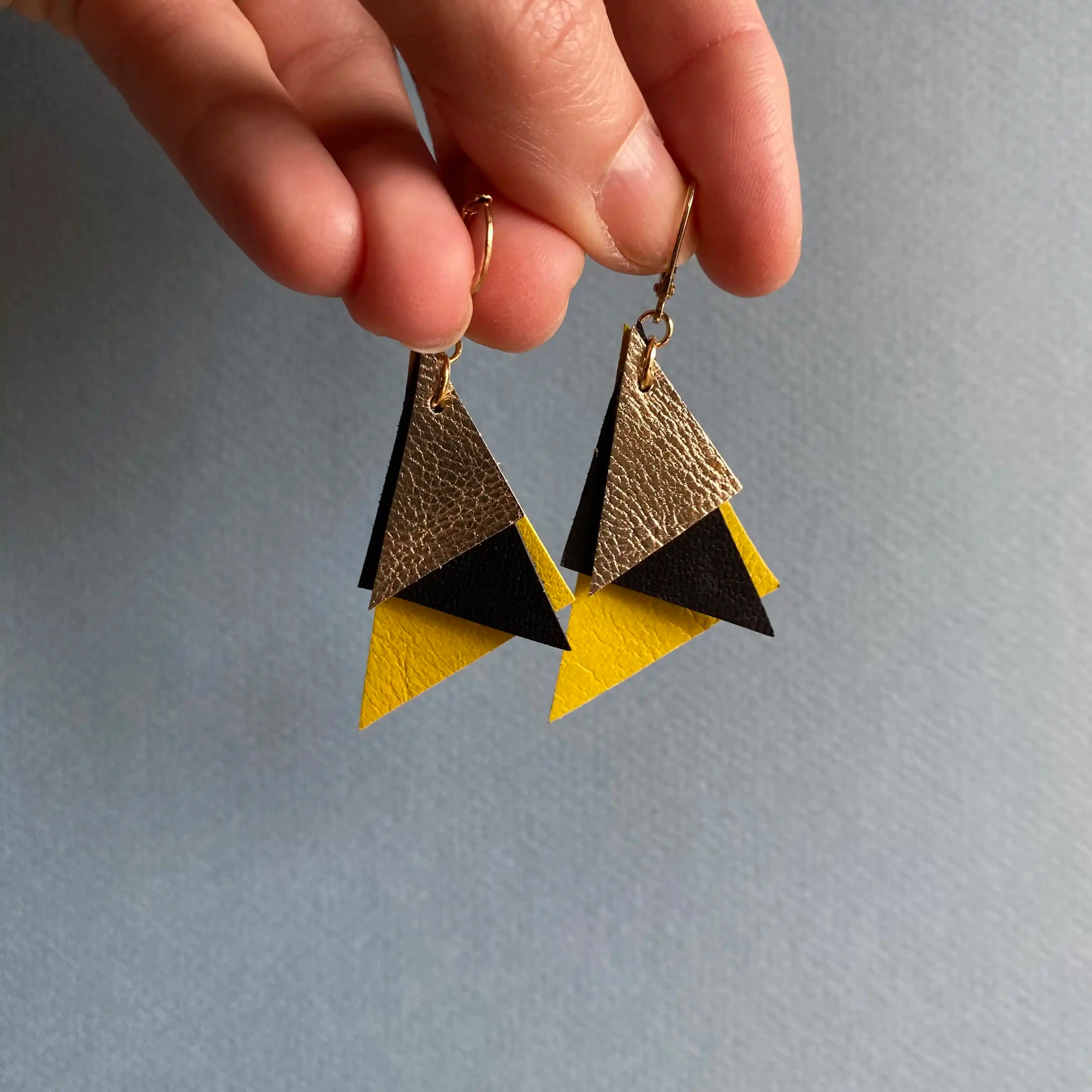 Boucles d'oreilles Blondie. Boucles d'oreilles pendantes en cuir et laiton