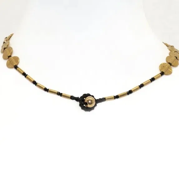 Joli ras du cou en laiton doré avec petites perles noires de la marque française Nataraj.
Ce collier se ferme avec un bouton en laiton doré.
Se marie parfaitement bien avec le sautoir Laddu