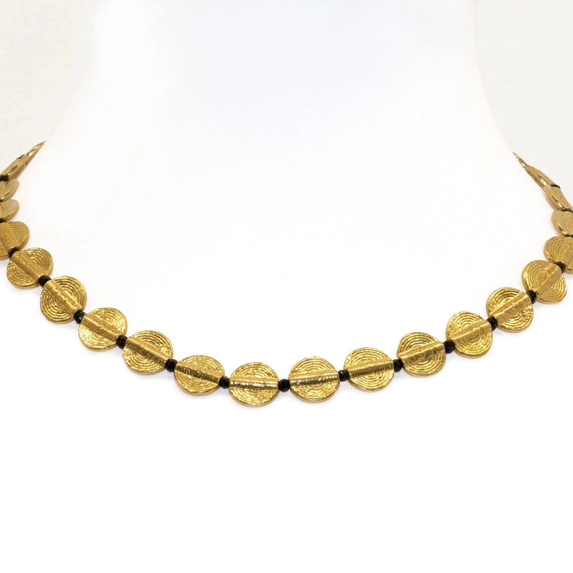 Joli ras du cou en laiton doré avec petites perles noires de la marque française Nataraj.
Ce collier se ferme avec un bouton en laiton doré.
Se marie parfaitement bien avec le sautoir Laddu