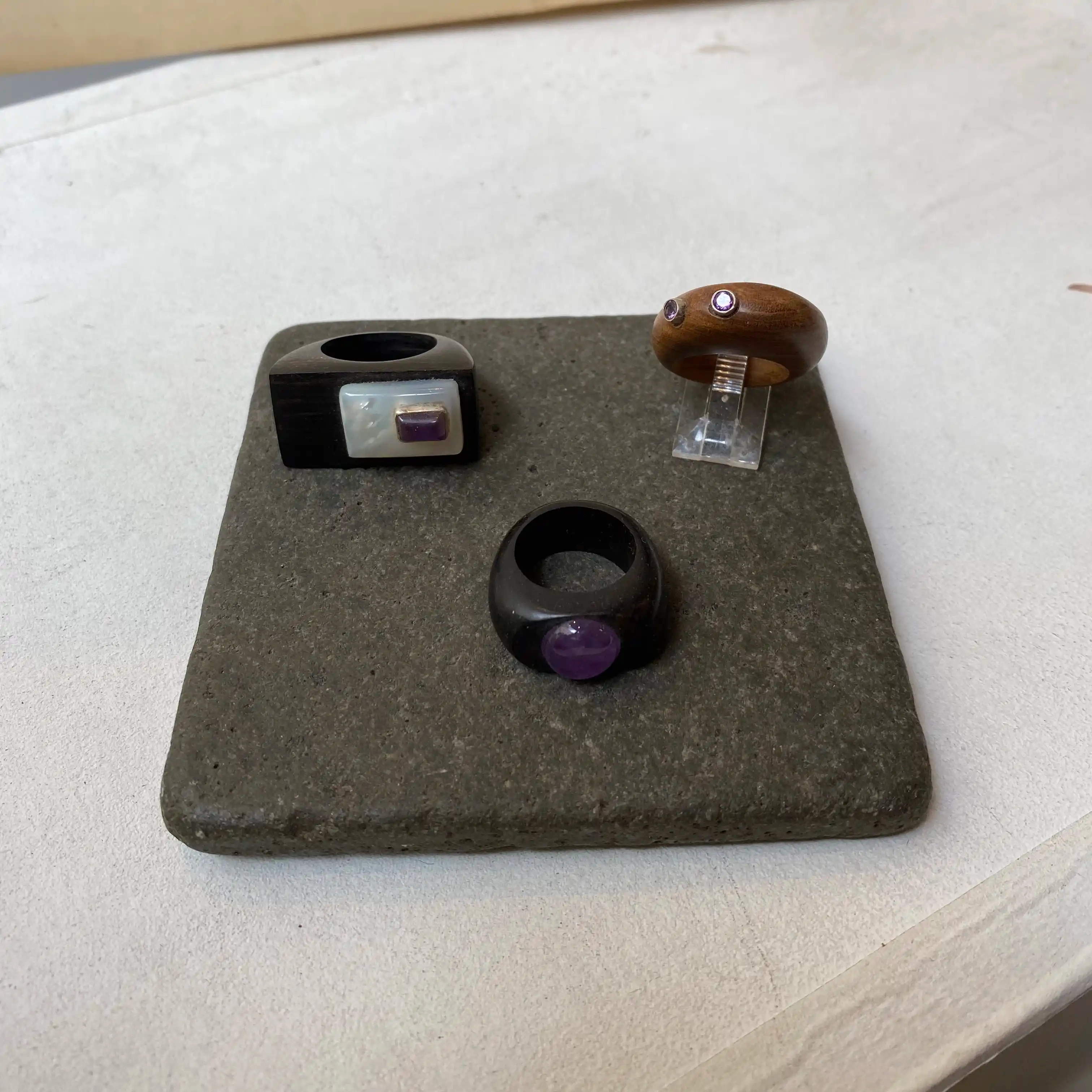 Bagues en ébène pour les noires, olivier pour la brune, avec incrustations d'améthyste et nacre