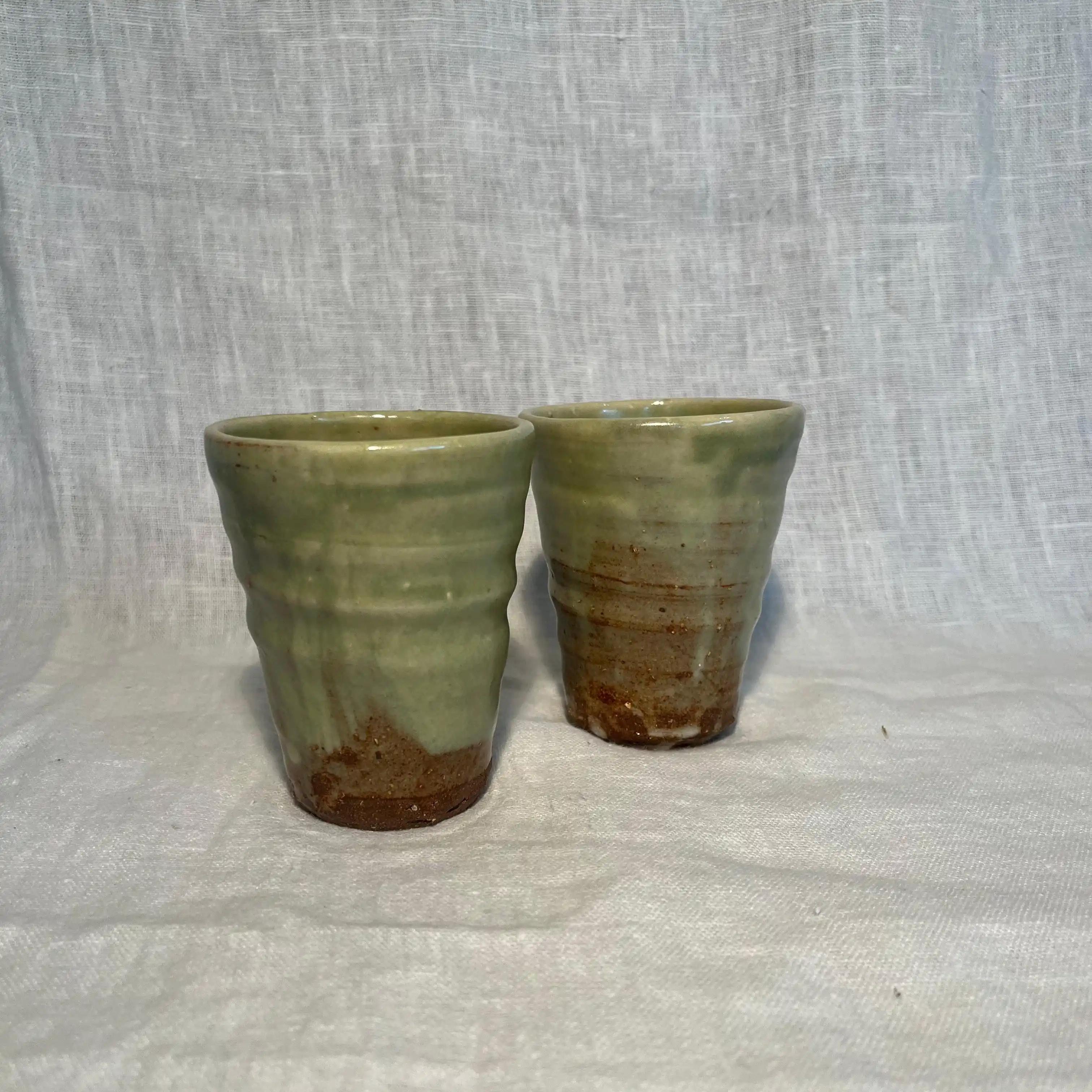 Tasses grès. Engobe et émail vert. H 9 cm