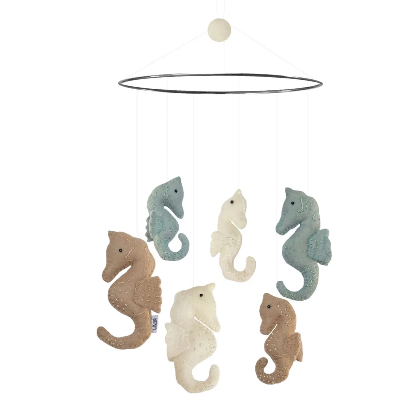 Un mobile composé d’un anneau d’argent et de petits hippocampes bleus et corail. À suspendre dans une chambre d’enfant ou ailleurs dans la maison