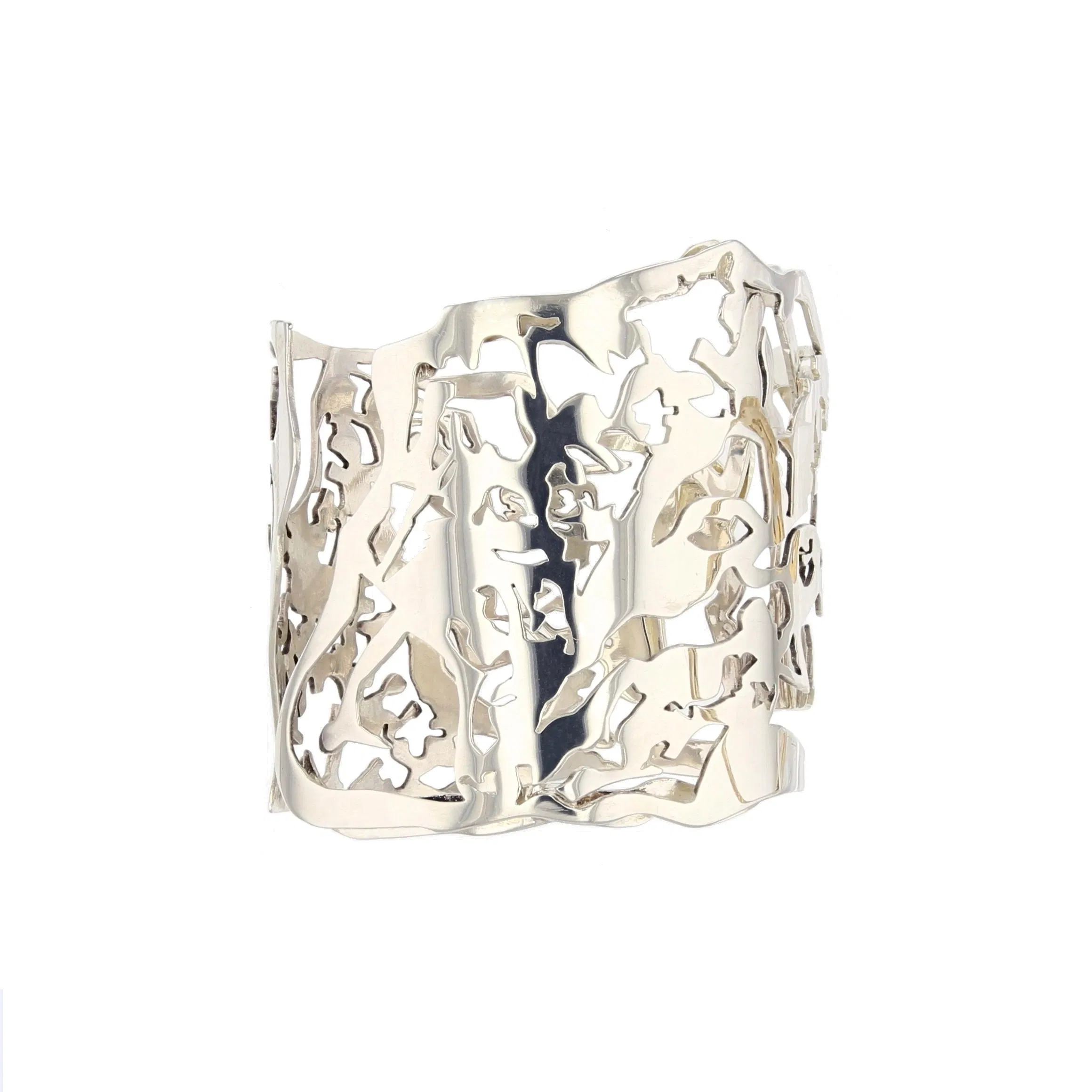 La manchette Loïs : un fragment d’art sculptural en argent aux motifs ajourés, où le chaos apparent révèle une harmonie unique. Bijou fait main en France pour une élégance audacieuse.