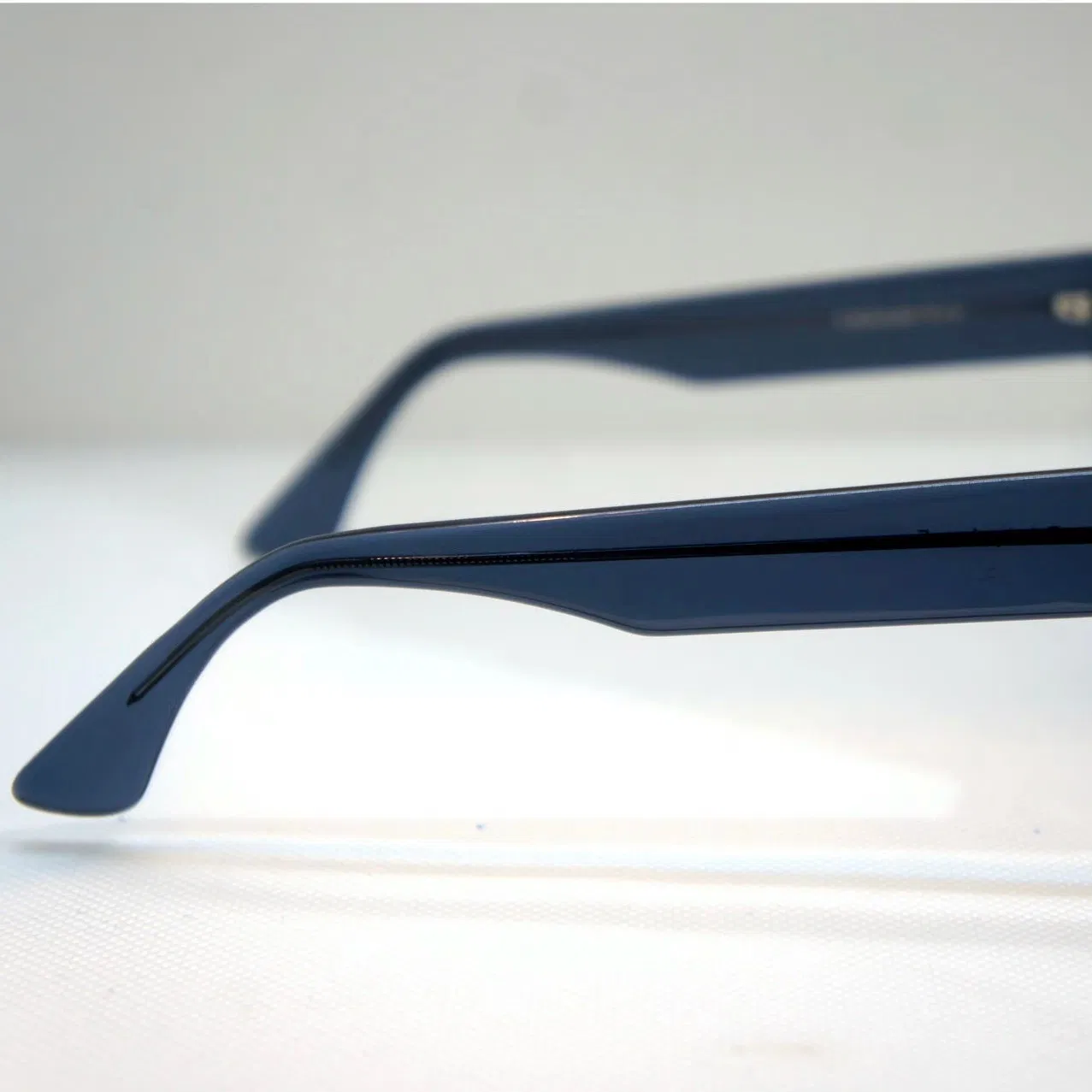 Monture optique et solaire pour homme.
Inspiration des années 1950, crée en septembre 2020. Modèle typé pour grand visage.
Finition originale en charnières non rivetées.
Collection artisanale. Fabrication française à la main.
Possibilité de réaliser le modèle avec ou sans rivet et dans toutes les couleurs de la collection.