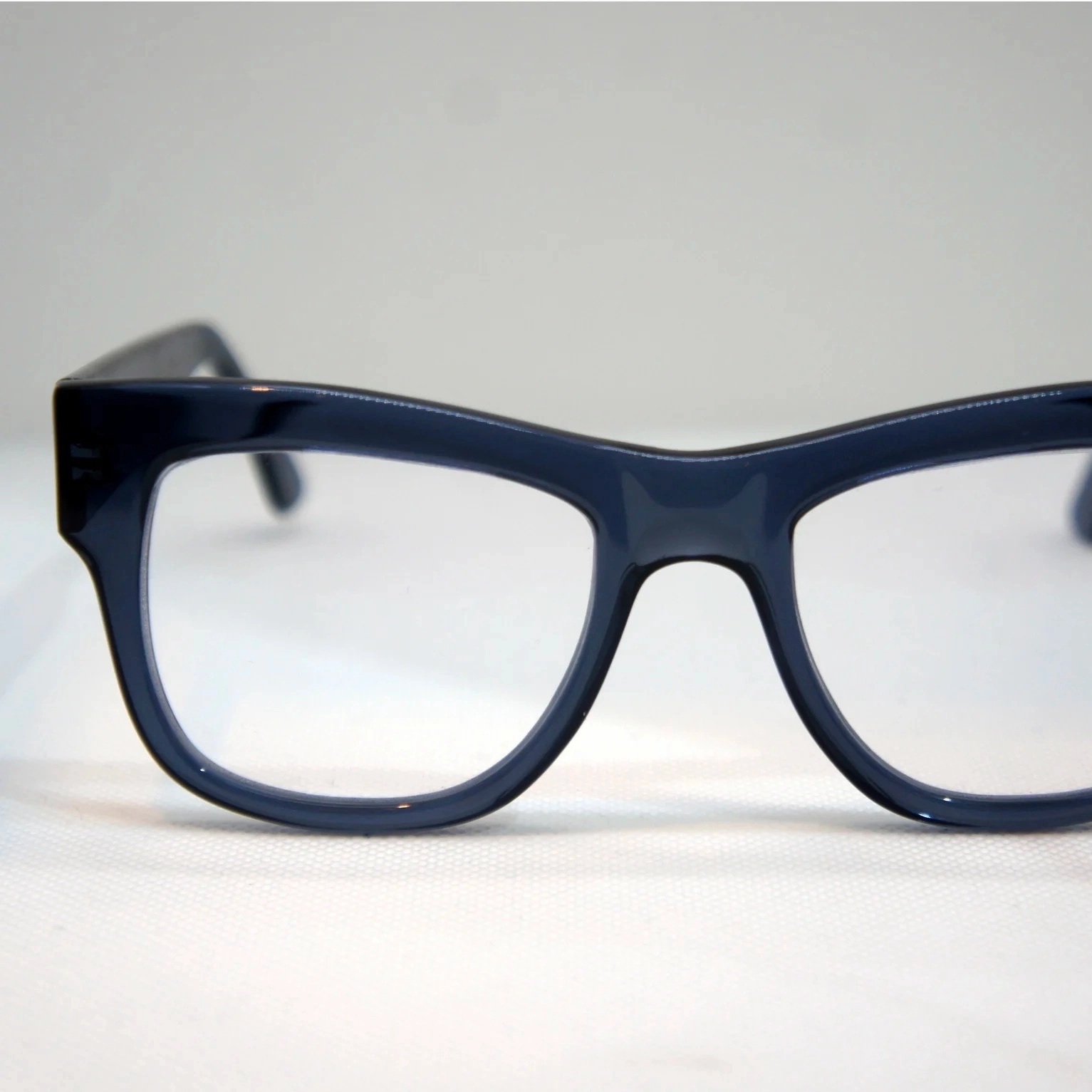 Monture optique et solaire pour homme.
Inspiration des années 1950, crée en septembre 2020. Modèle typé pour grand visage.
Finition originale en charnières non rivetées.
Collection artisanale. Fabrication française à la main.
Possibilité de réaliser le modèle avec ou sans rivet et dans toutes les couleurs de la collection.