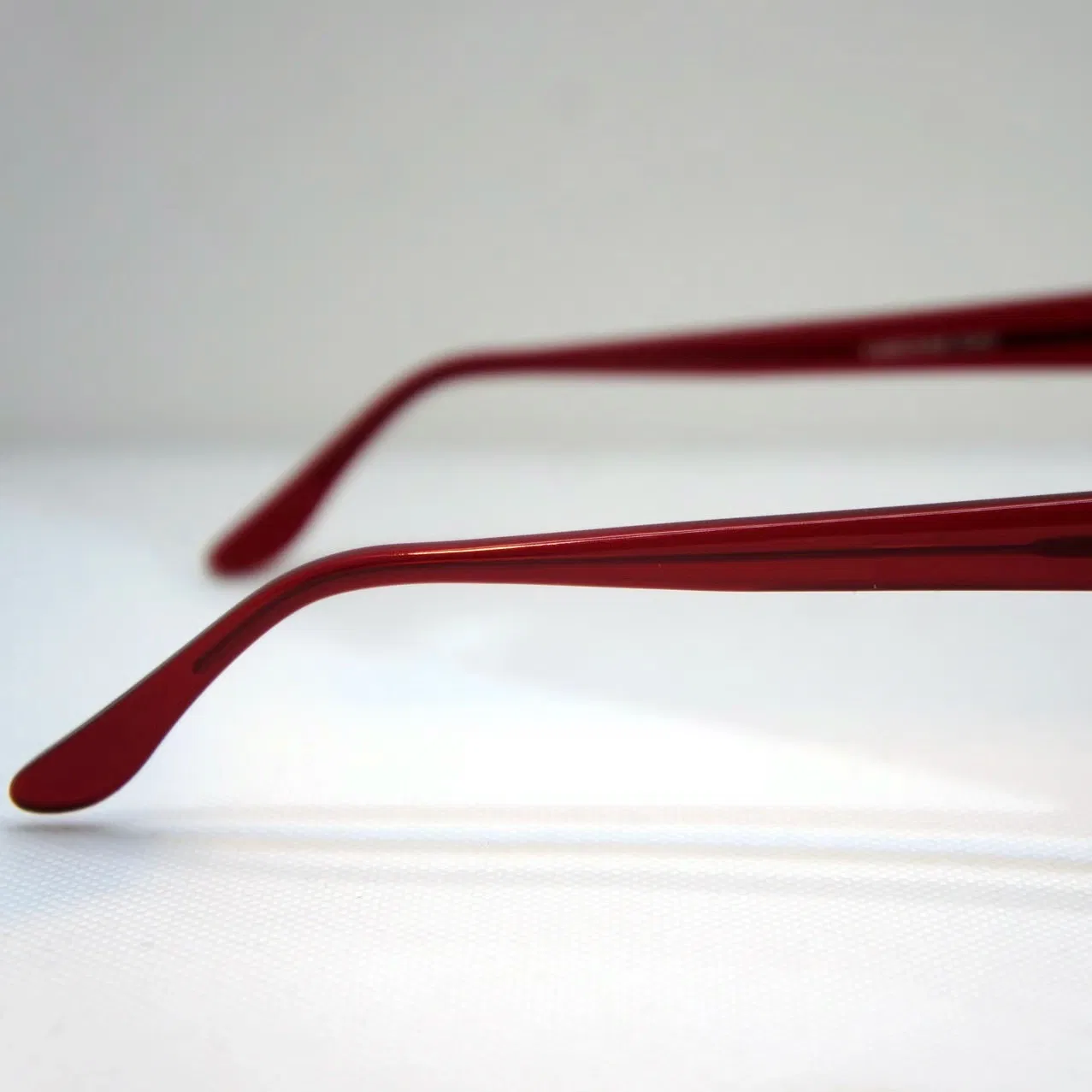 Monture optique et solaire mixte.
Forme typée et intemporelle, crée en 2020. Modèle pour tous types de visage.
Collection artisanale. Fabrication française à la main.
Possibilité de réaliser le modèle avec ou sans rivet et dans toutes les couleurs de la collection.