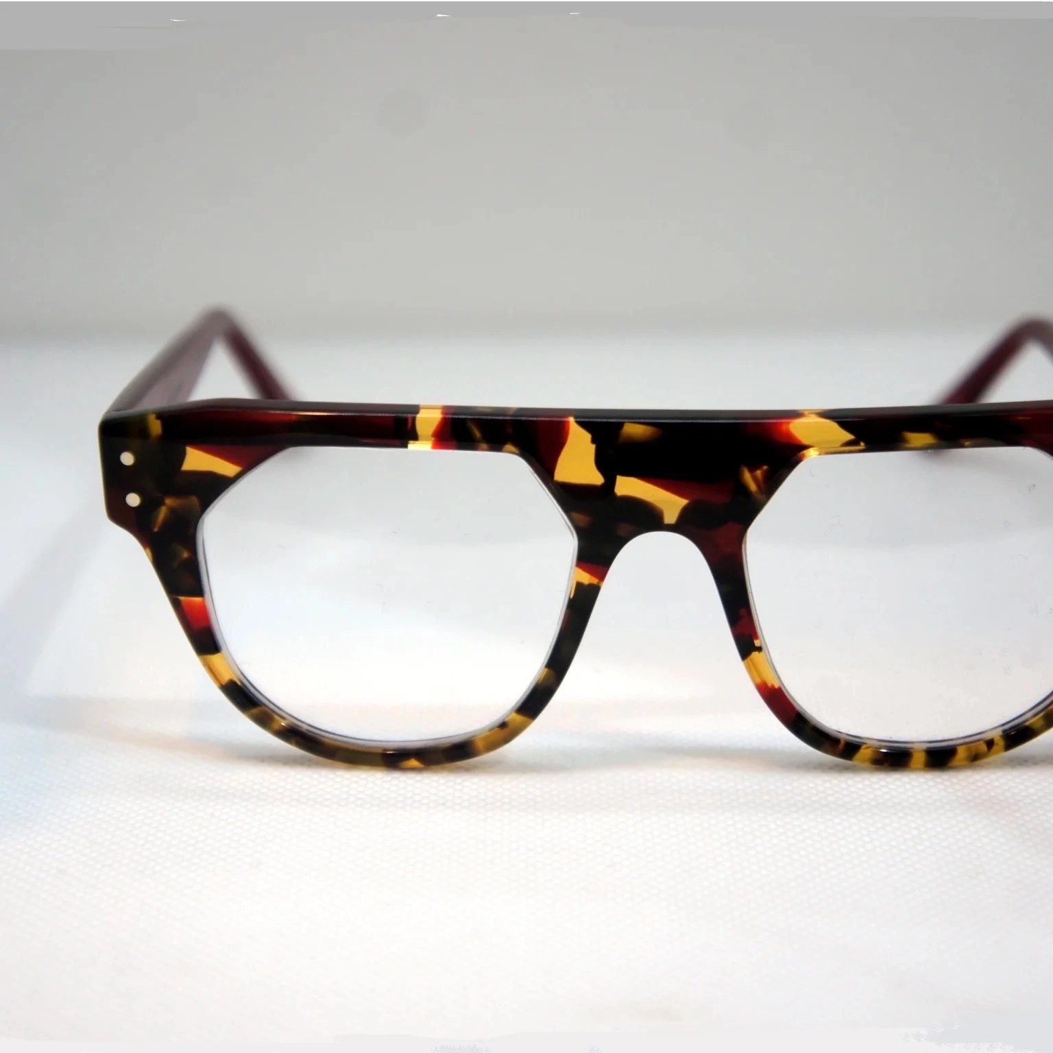 Monture optique et solaire mixte.
Forme typée et intemporelle, crée en 2020. Modèle pour tous types de visage.
Collection artisanale. Fabrication française à la main.
Possibilité de réaliser le modèle avec ou sans rivet et dans toutes les couleurs de la collection.