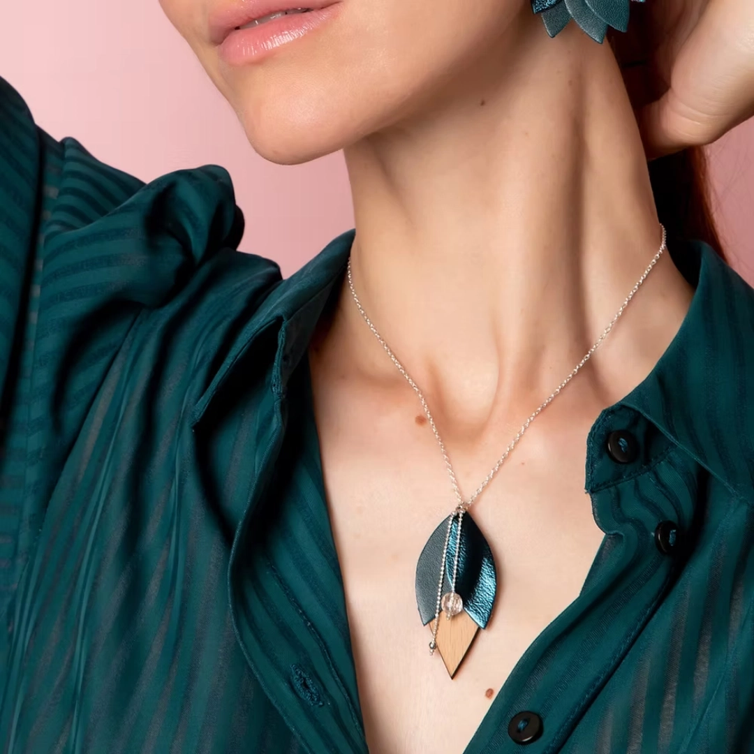 On aime ce très beau collier d’inspiration végétale au style délicat et féminin.
Le collier PLUME Bleu pétrole se compose de cuir bleu pétrole, de pierre fine facettée (Cristale de roche) et de bois de Hêtre.