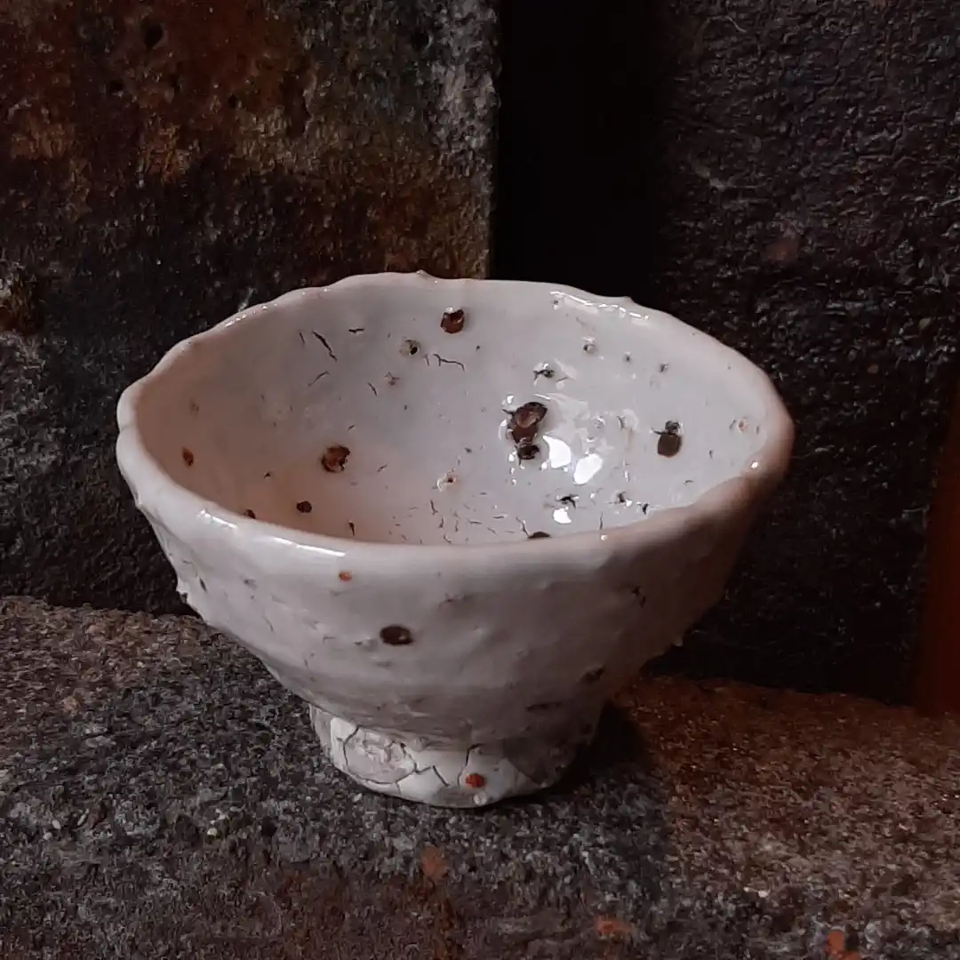 Engobe ball-clay et porcelaine, émail cendre et feldspath