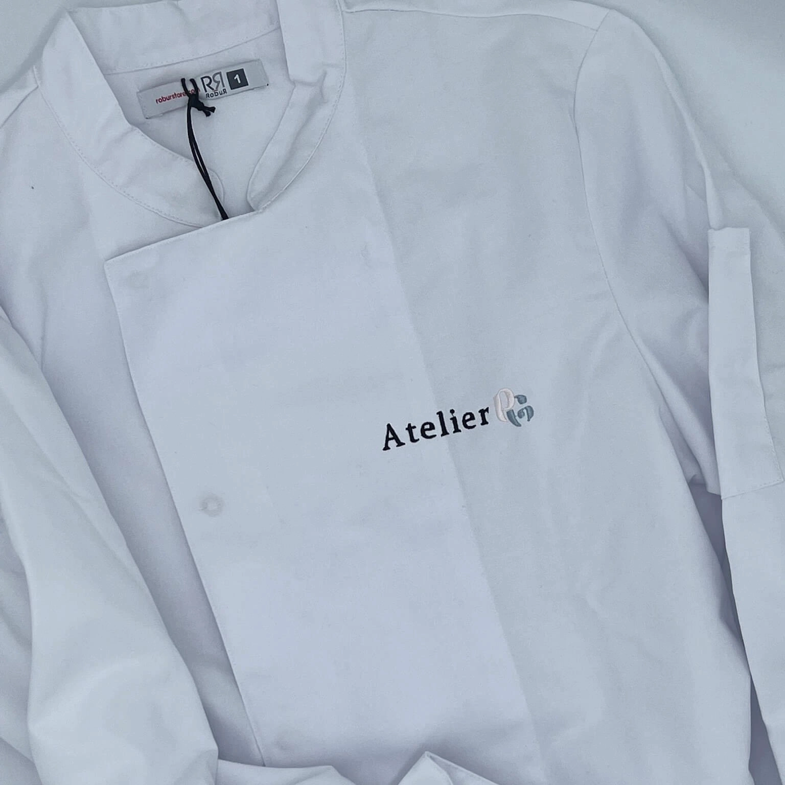 Exprimez l’identité unique de votre marque grâce à notre large gamme de styles, de couleurs et de points, adaptés à vos besoins spécifiques.
Que vous ayez besoin de quelques pièces ou de plusieurs centaines, notre équipe est là pour vous accompagner et répondre à vos besoins. Plus que des prestataires de service, nous sommes vos partenaires dédiés à la réalisation de votre vision.