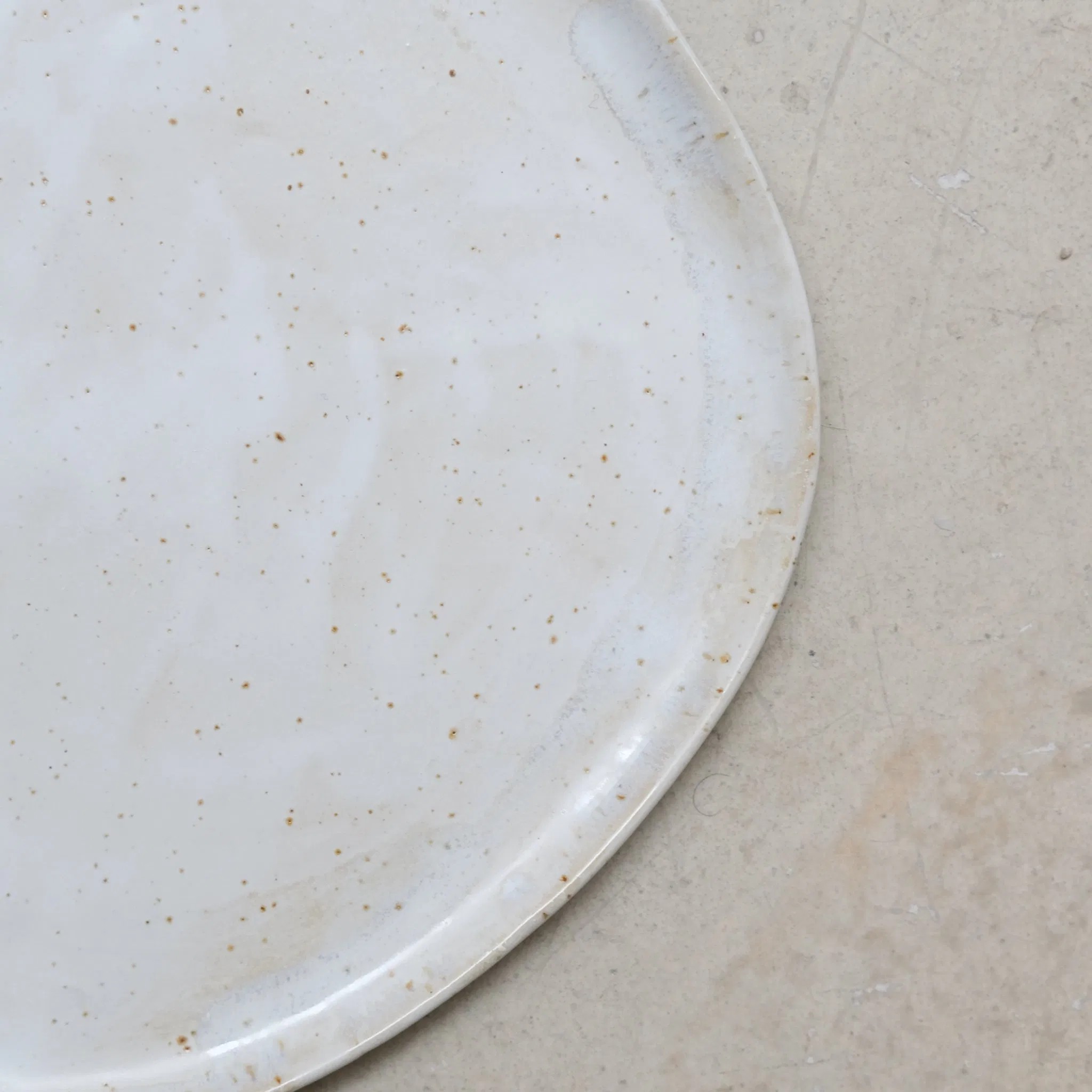 Assiette en grès pyrité D 27cm - blanc moucheté