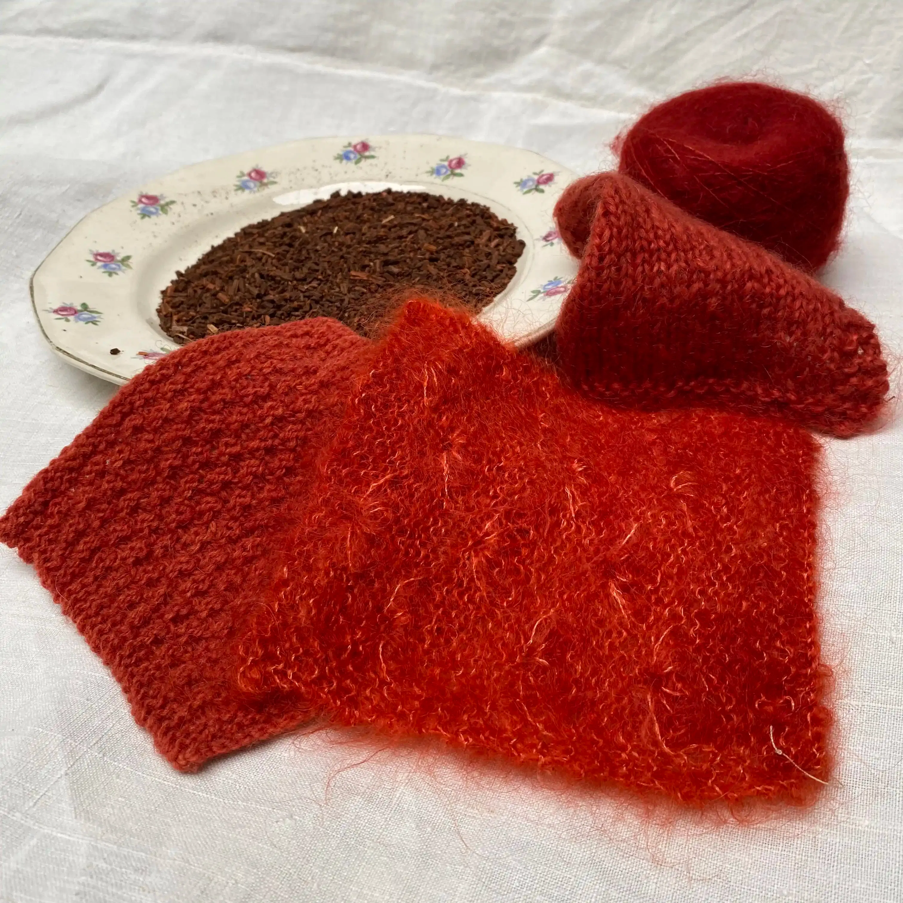 Préstations teintures naturelles (laine, coton, lin, soie): brou de noix, racine de garance, indigo, campèche, réséda, grenade, oignons