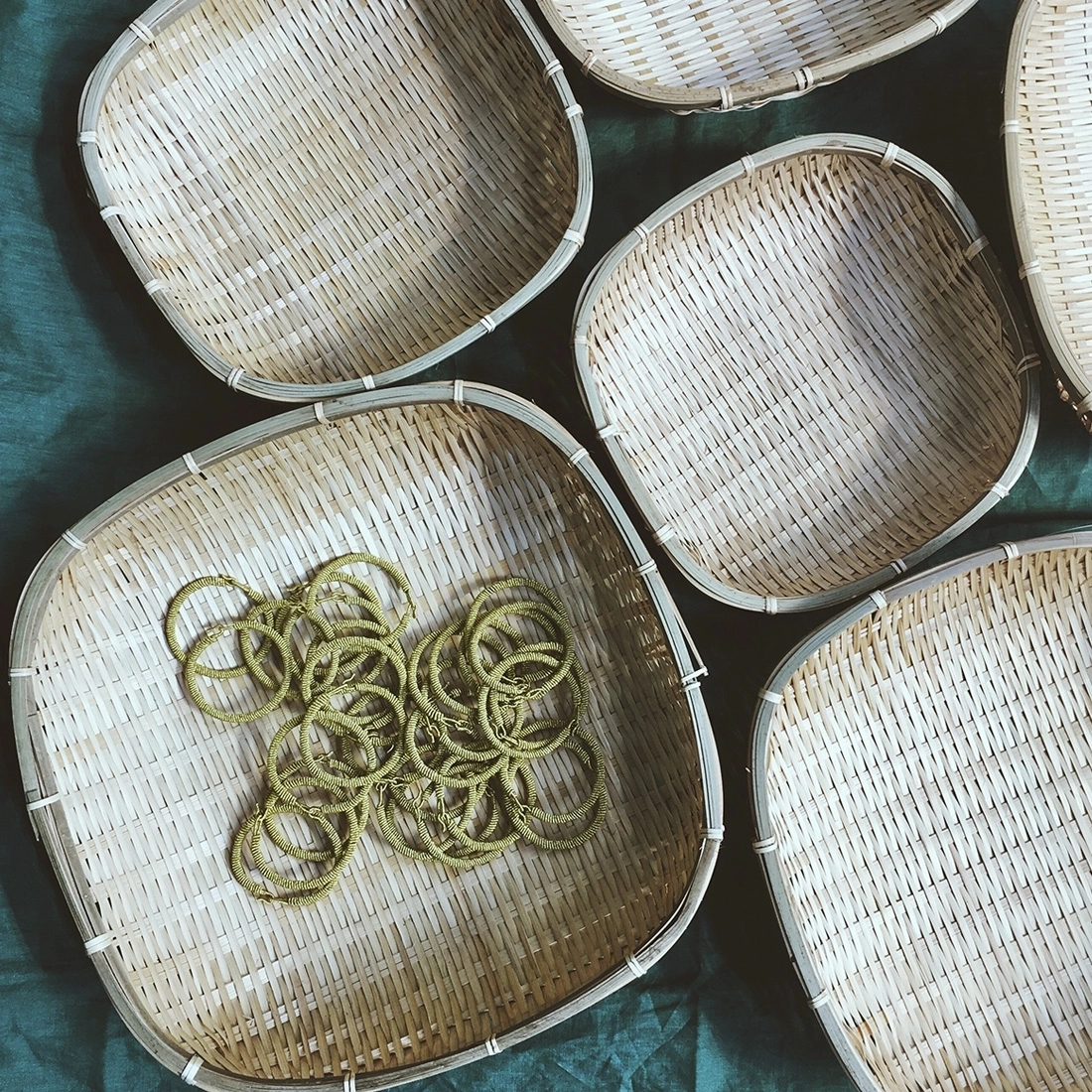 Corbeilles gigognes en bambou tressées à la main.
Fabrication artisanale.
Matière : Bambou
Couleur : Naturel