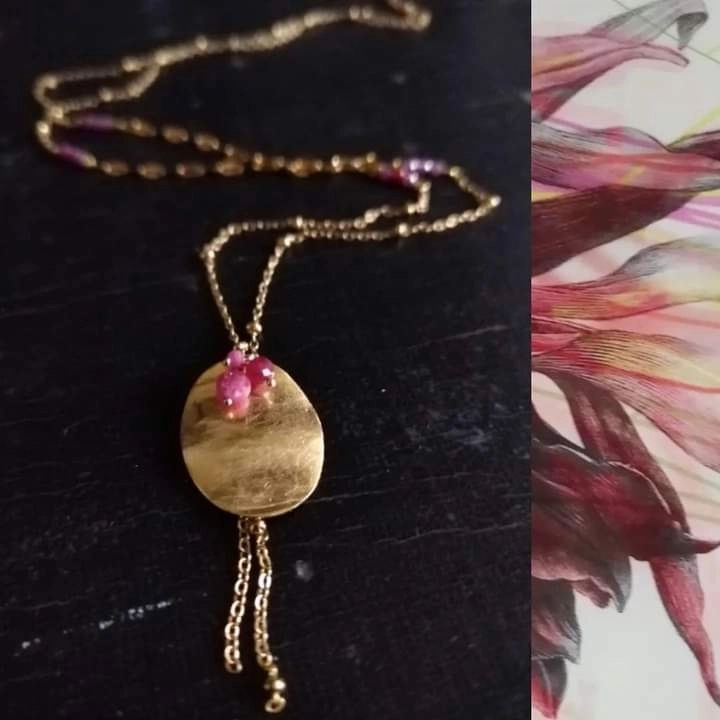 Sautoir. Plaque martelée dorée à l'or fin mat et rubis. Acier inoxydable